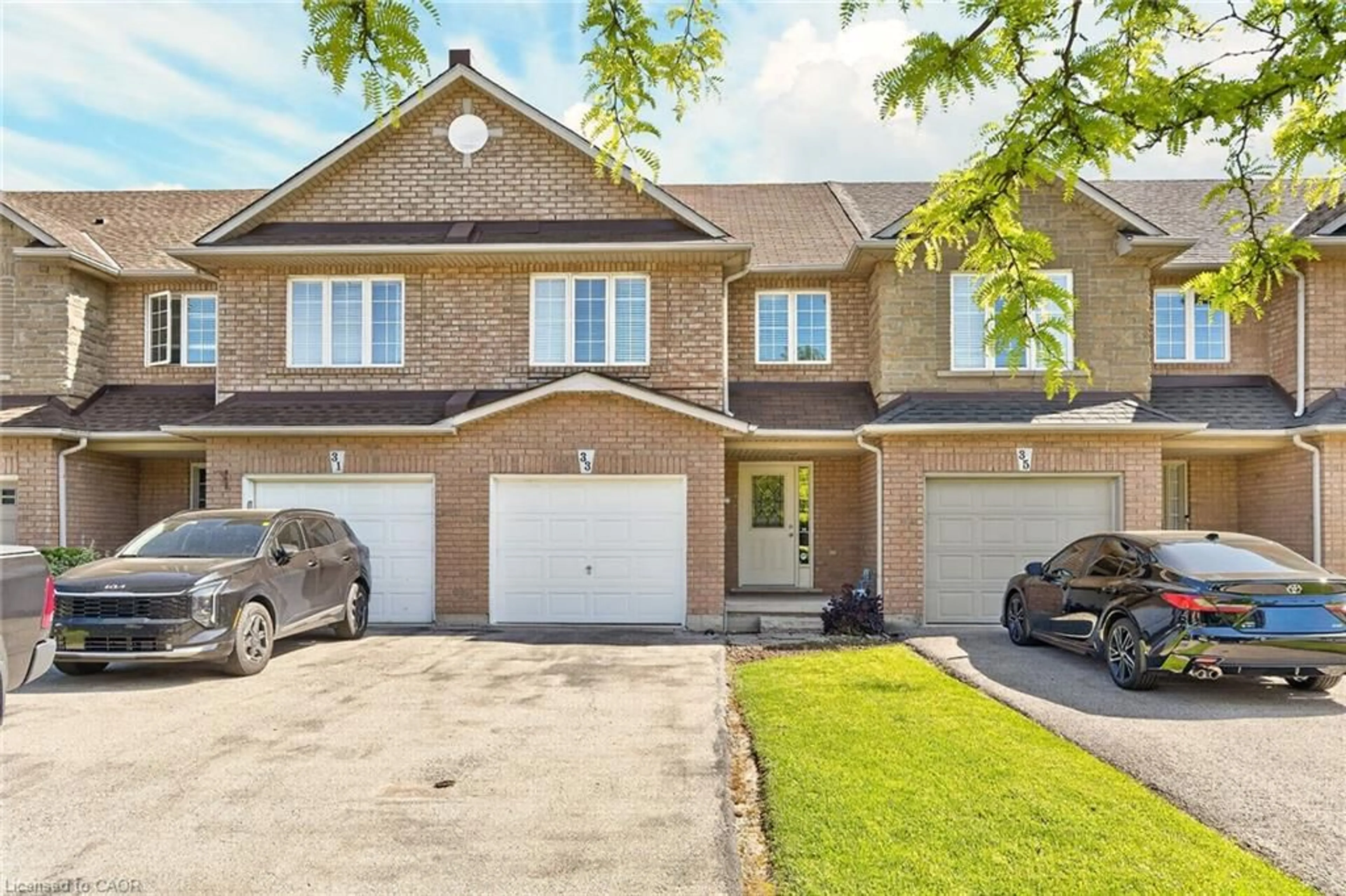 Home with brick exterior material, street for 33 Willow Lane, Grimsby Ontario L3M 5P6