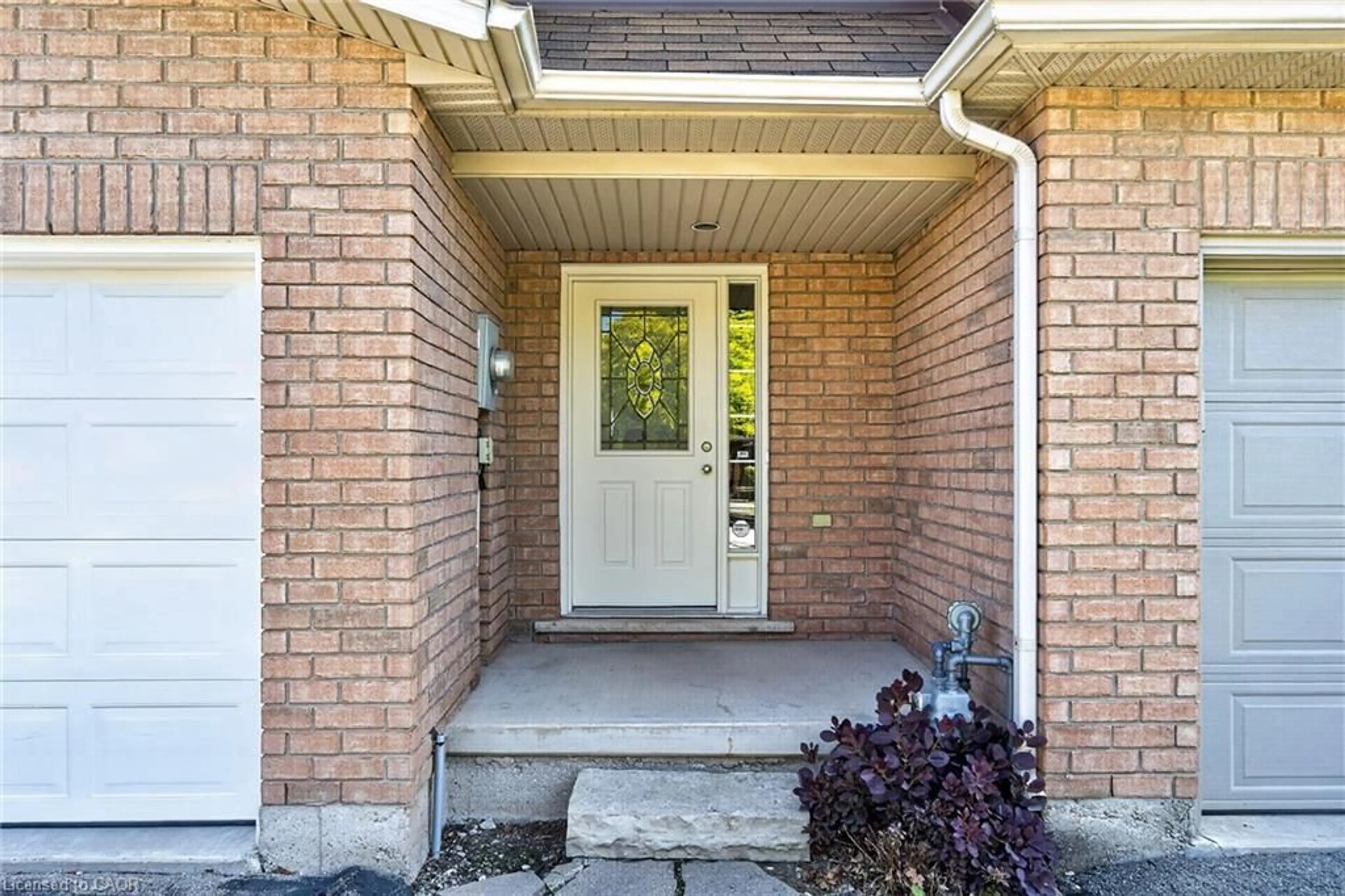 Home with brick exterior material, street for 33 Willow Lane, Grimsby Ontario L3M 5P6
