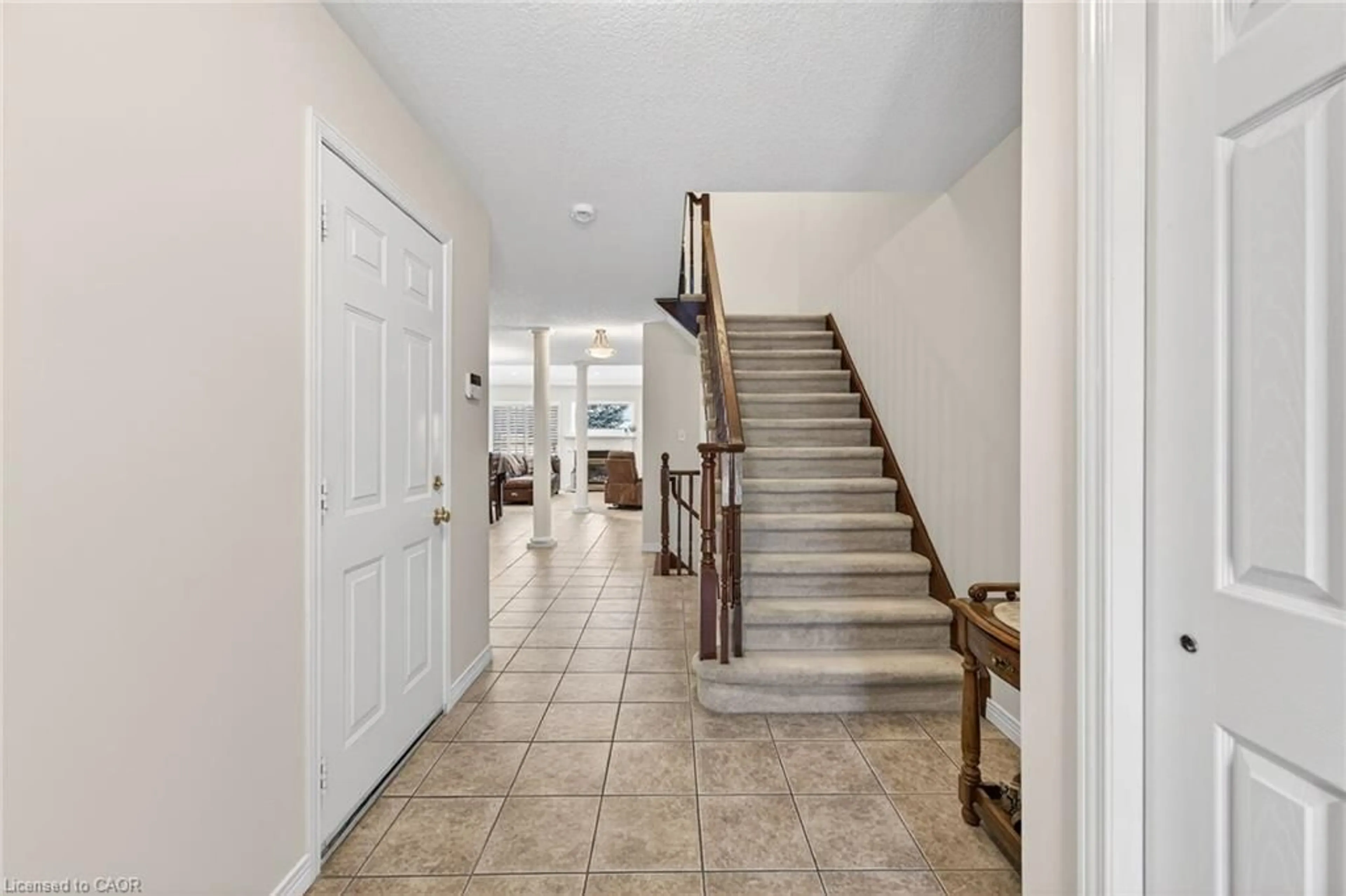 Indoor foyer for 33 Willow Lane, Grimsby Ontario L3M 5P6