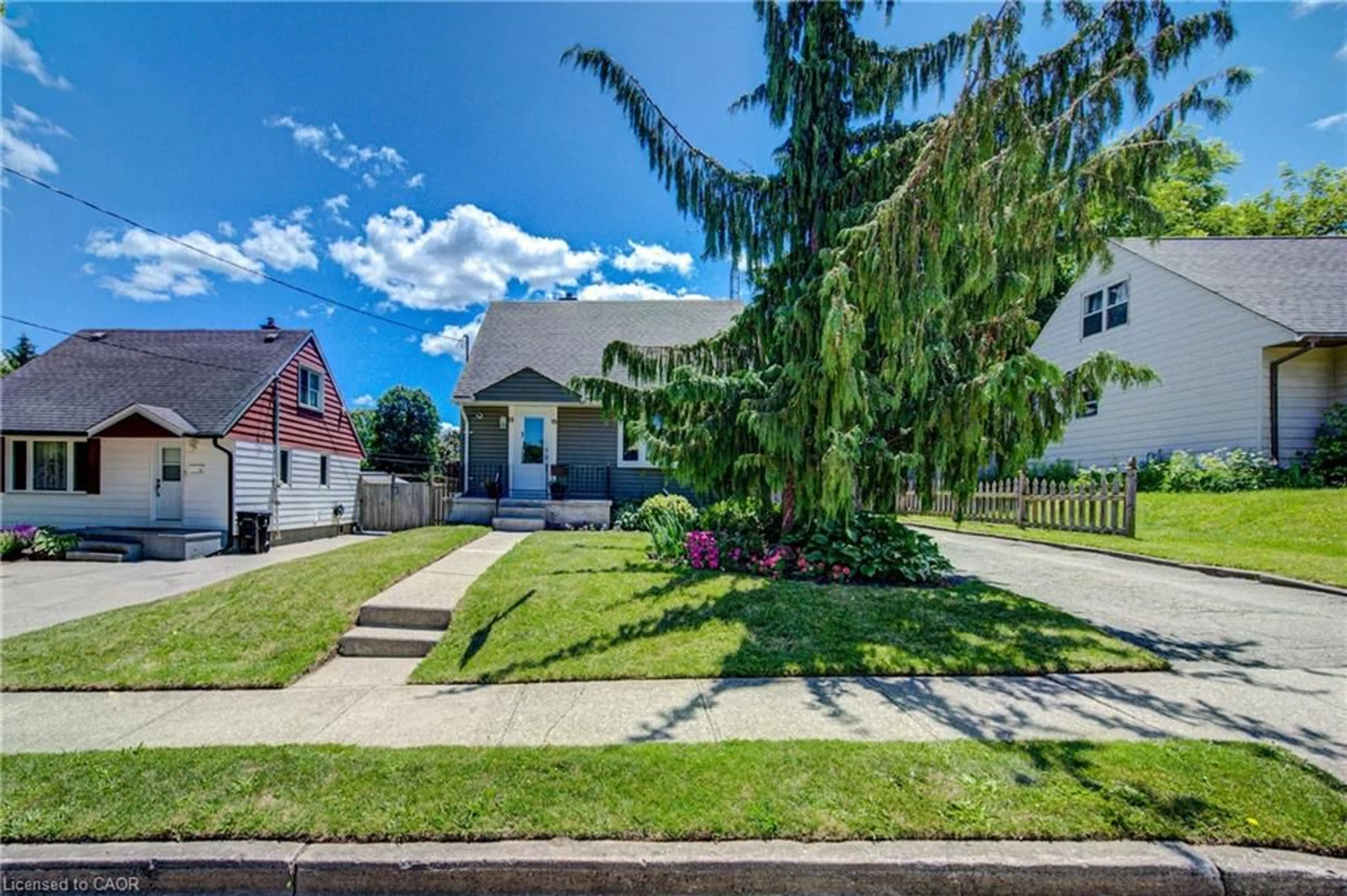 A pic from outside/outdoor area/front of a property/back of a property/a pic from drone, street for 93 Stewart Ave, Cambridge Ontario N1R 2V1