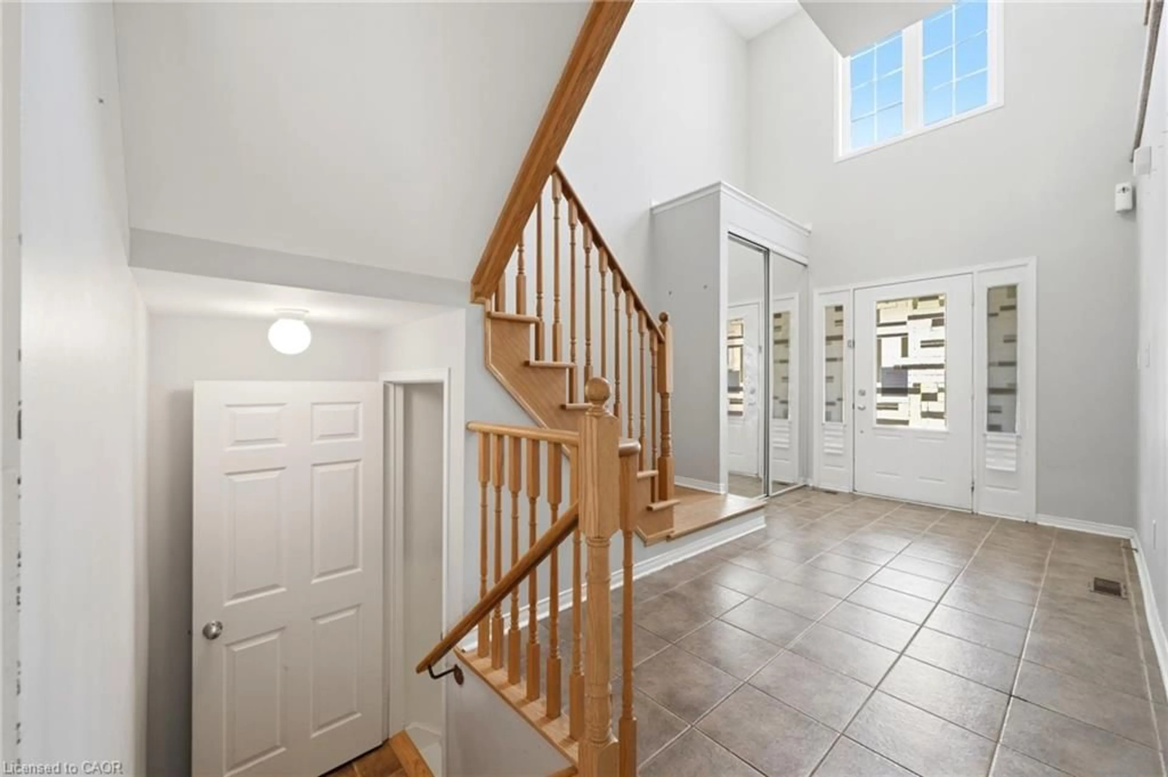 Indoor foyer for 82 Gwillimbury Dr, Bradford Ontario L3Z 0C8