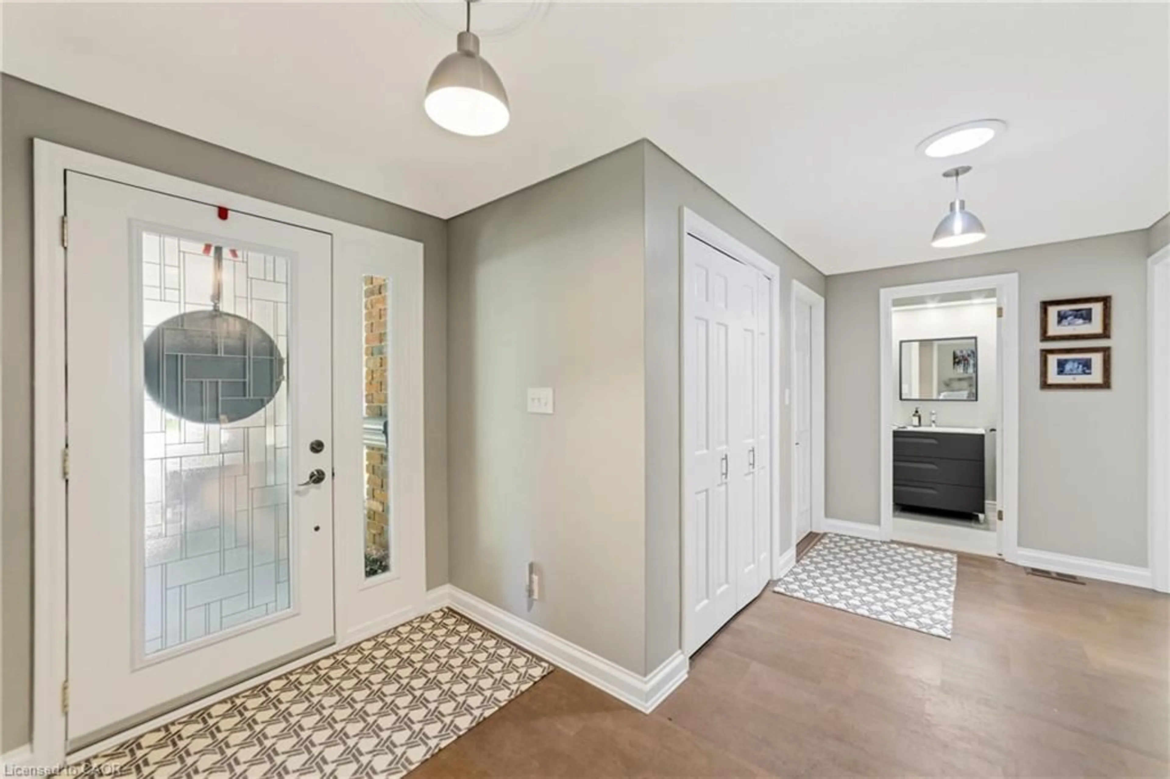Indoor entryway for 1145 Forestvale Dr, Burlington Ontario L7P 3G6