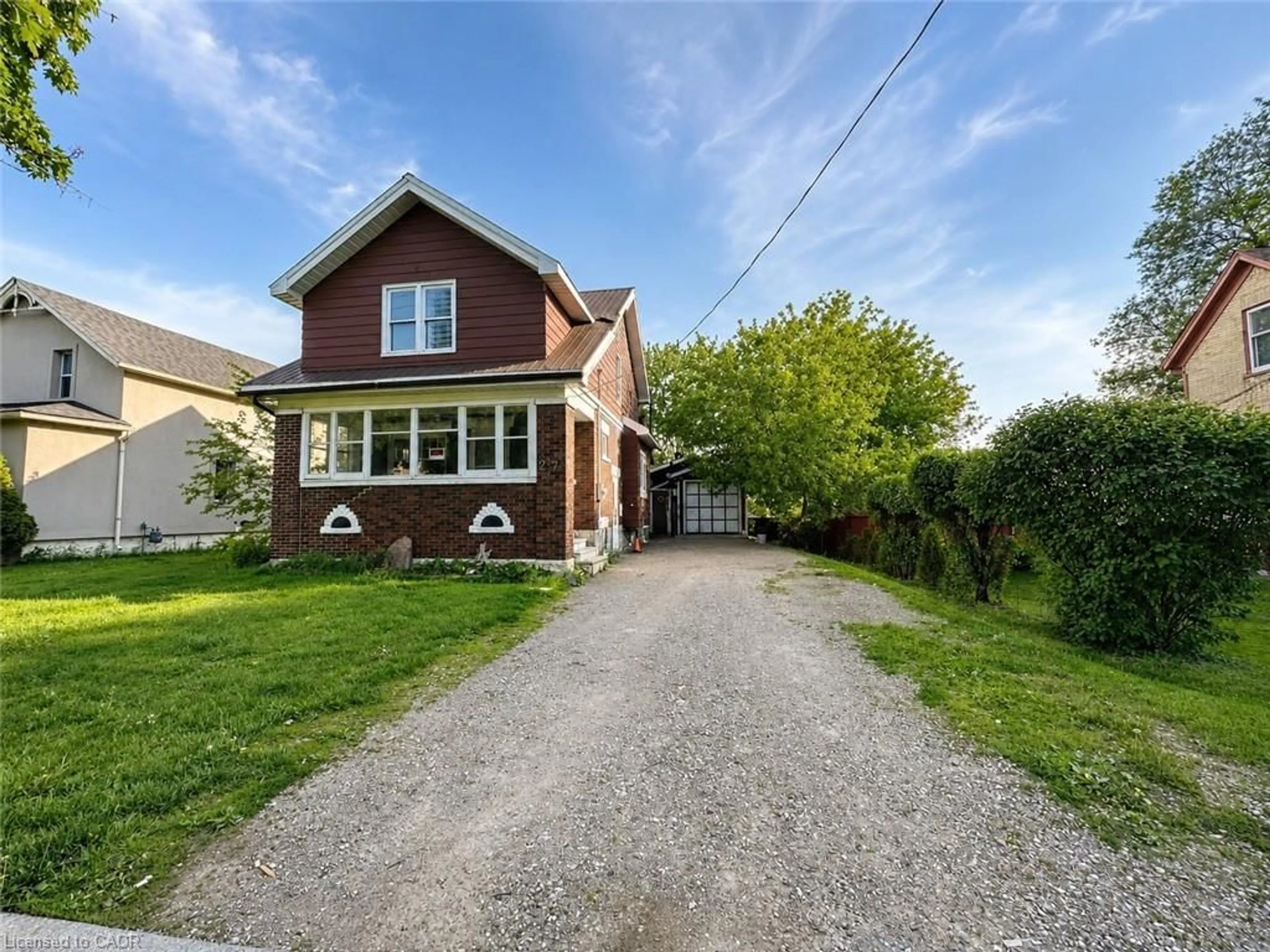Home with brick exterior material, street for 27 Oak St, Kitchener Ontario N2G 1L4
