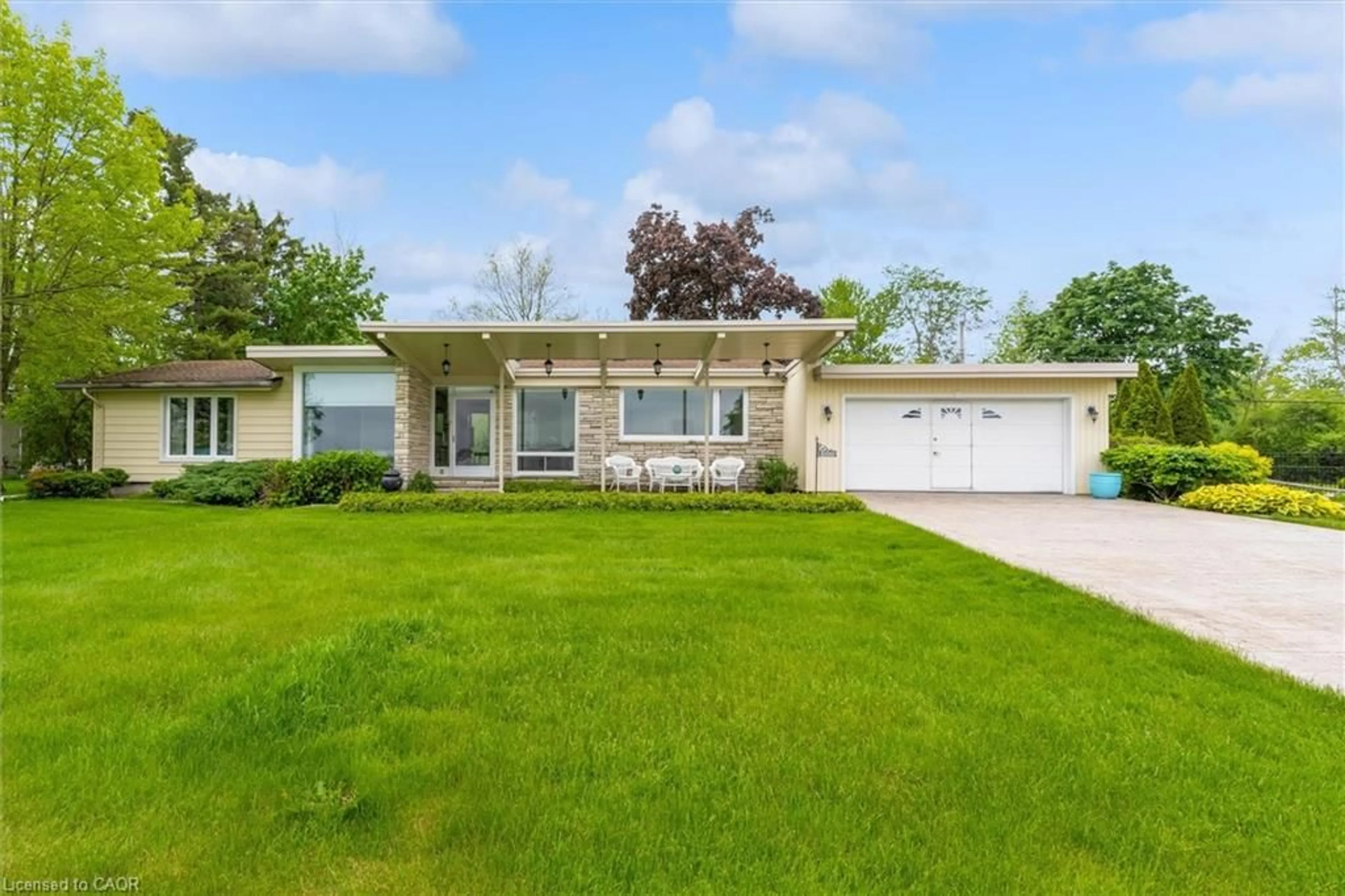 Home with vinyl exterior material, street for 899 Niagara Pky, Fort Erie Ontario L2A 5M4