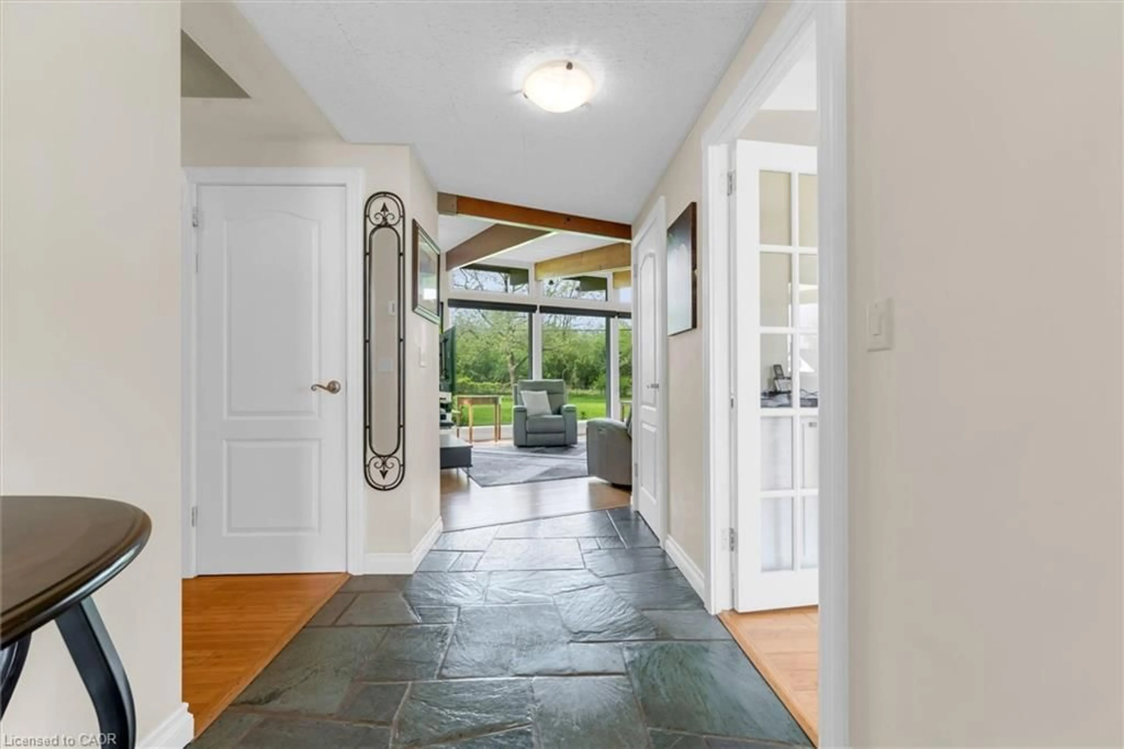 Indoor entryway for 899 Niagara Pky, Fort Erie Ontario L2A 5M4
