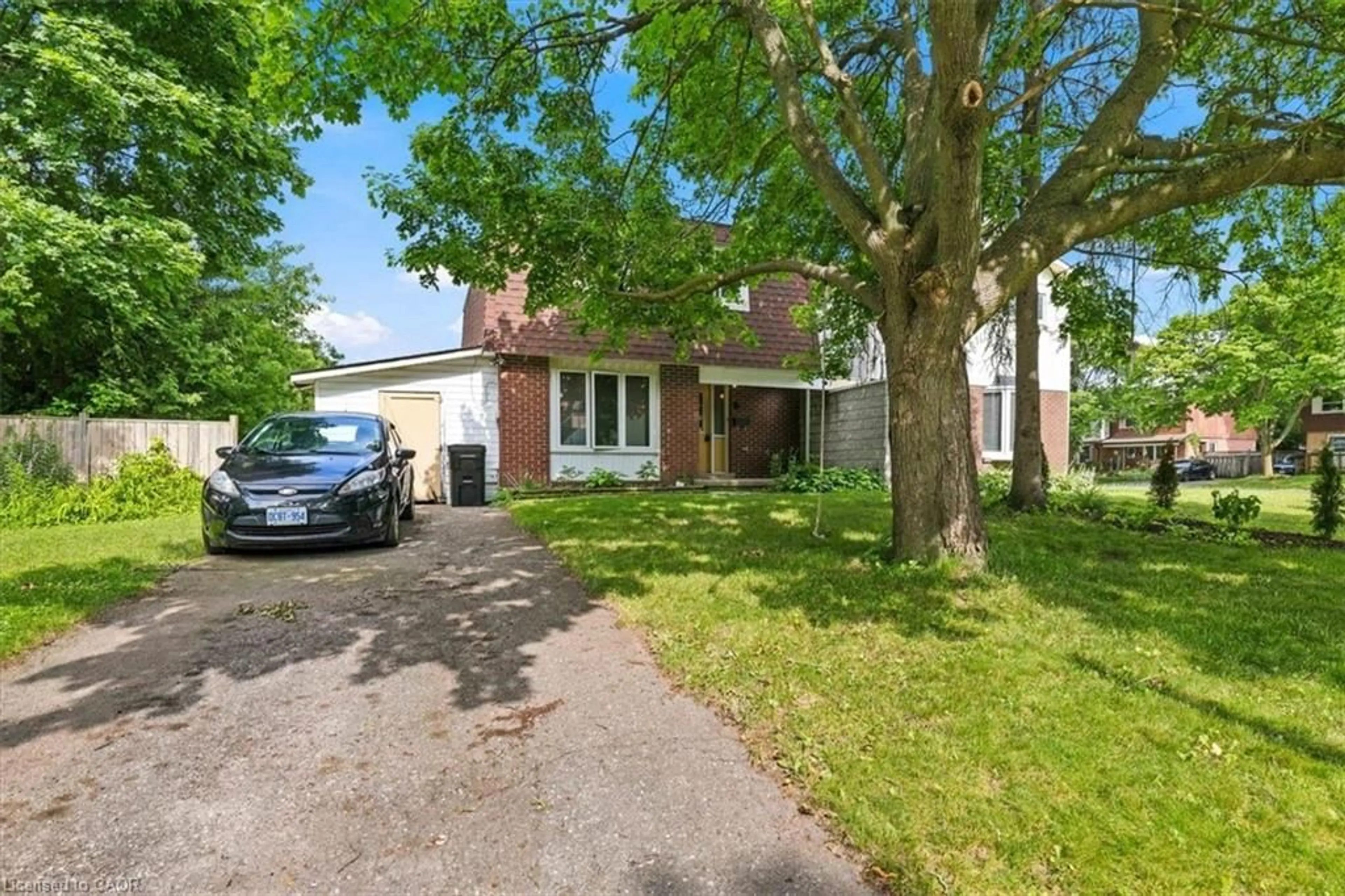 A pic from outside/outdoor area/front of a property/back of a property/a pic from drone, street for 6 Tamarack Crt, Cambridge Ontario N3C 3A8
