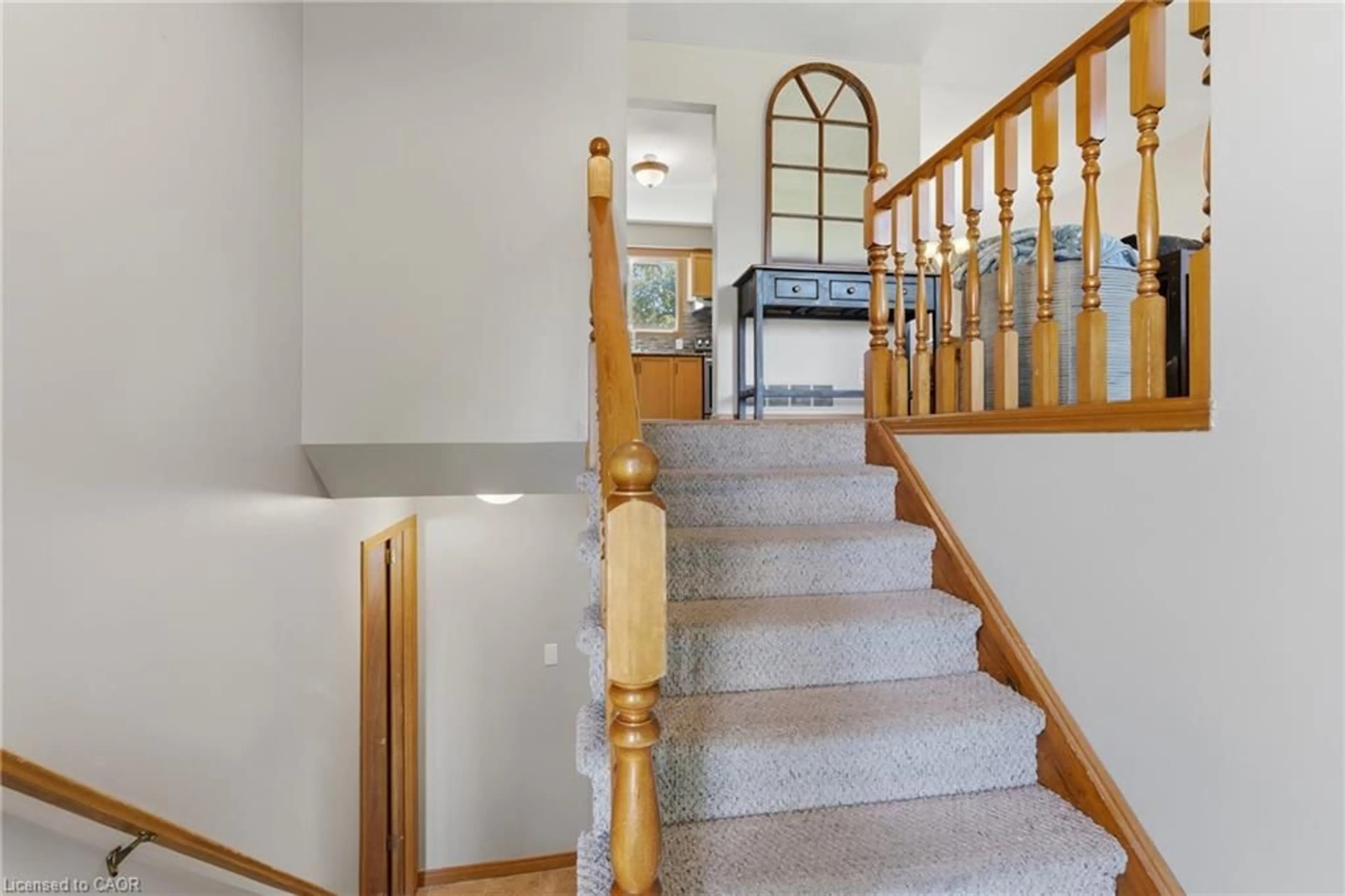 Indoor foyer for 57 Wade Rd, Smithville Ontario L0R 2A0