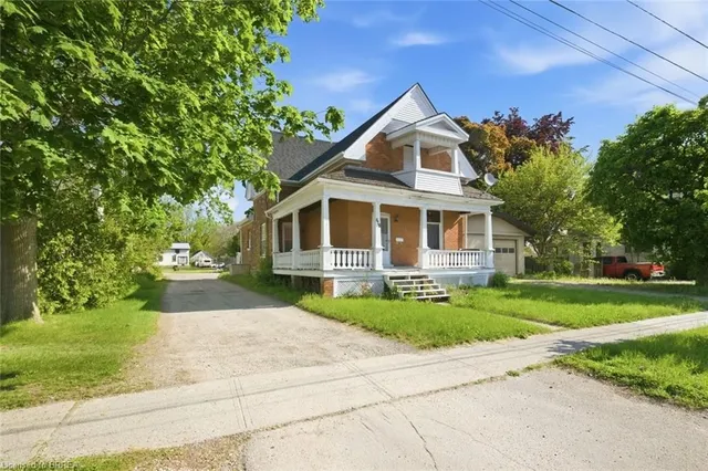 816 Colborne St, Brantford 2