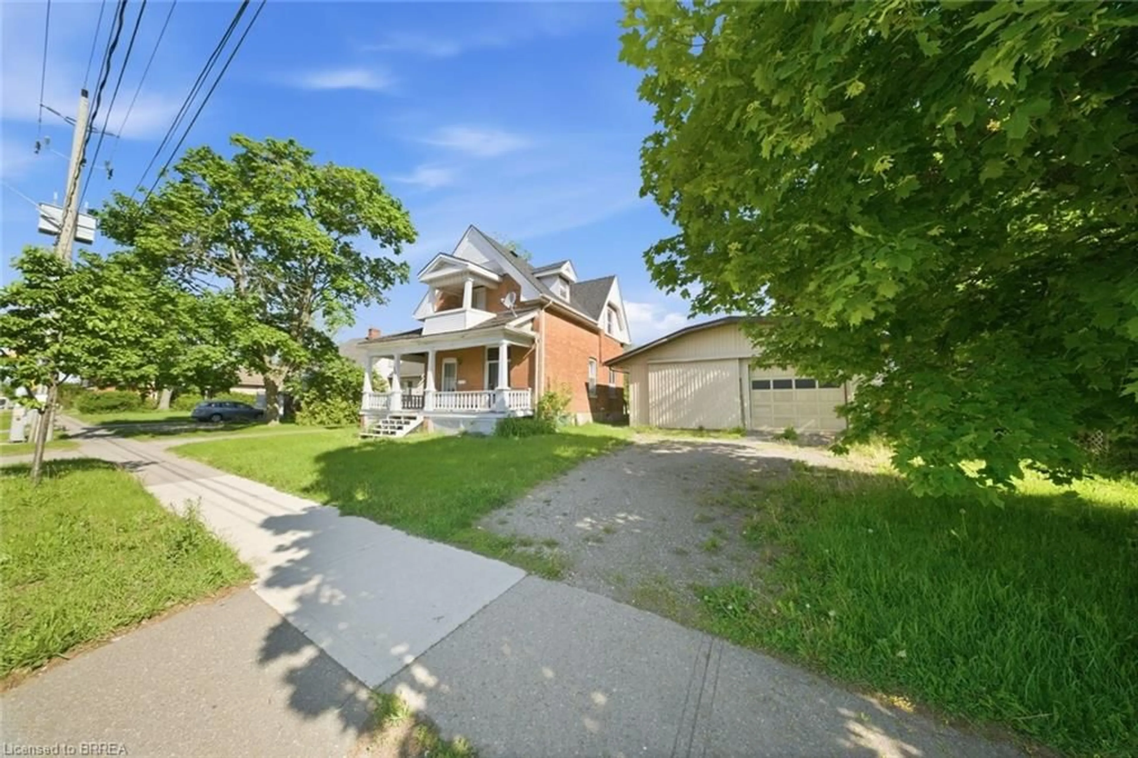 A pic from outside/outdoor area/front of a property/back of a property/a pic from drone, street for 816 Colborne St, Brantford Ontario N3S 3S4