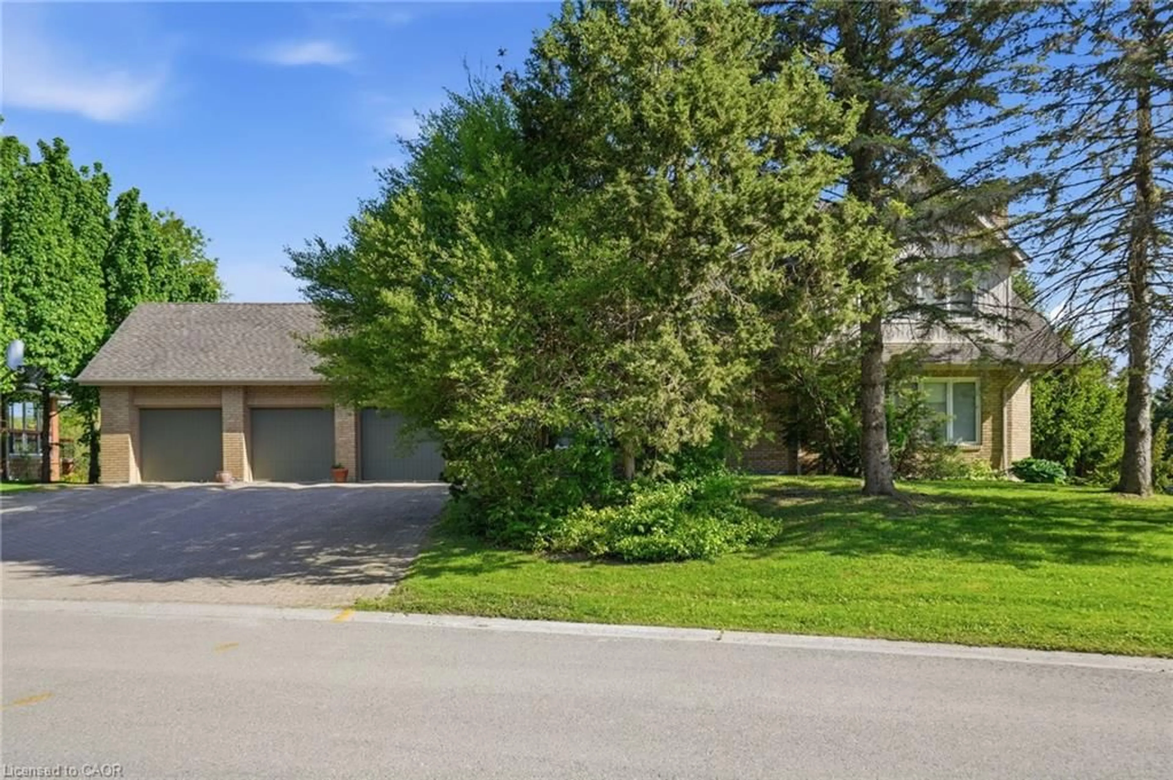 A pic from outside/outdoor area/front of a property/back of a property/a pic from drone, street for 18 Curtis Cres, King City Ontario L7B 1C3
