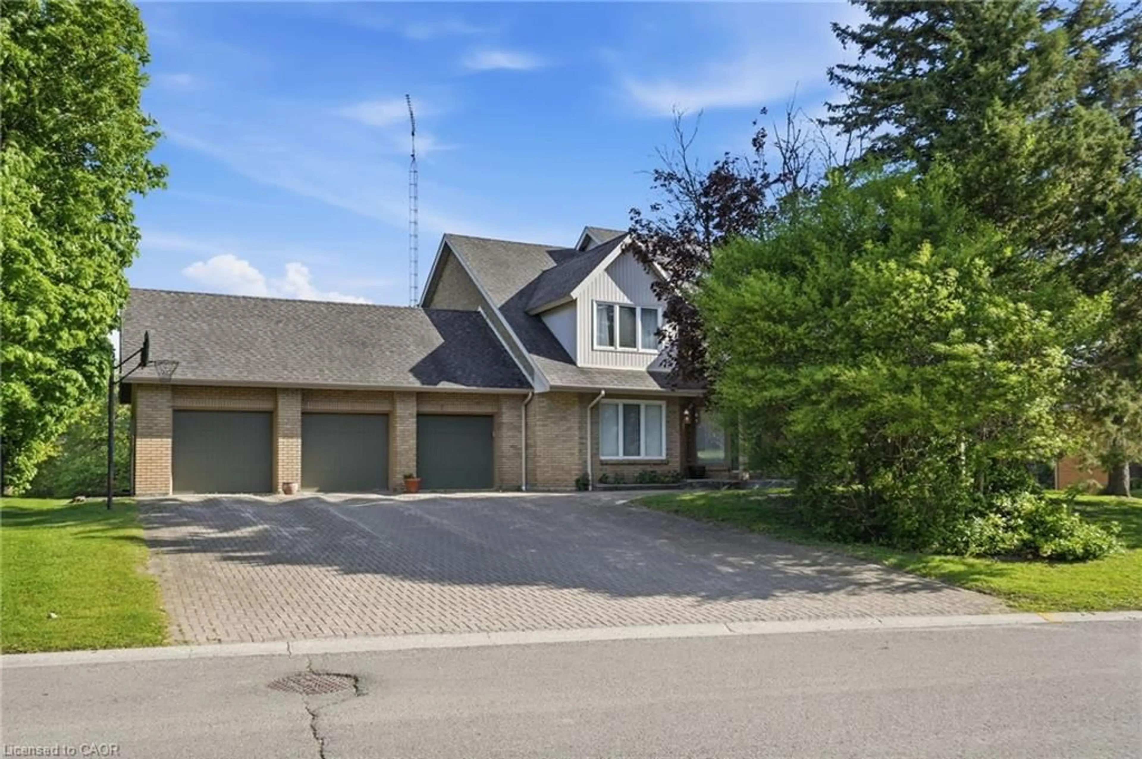 A pic from outside/outdoor area/front of a property/back of a property/a pic from drone, street for 18 Curtis Cres, King City Ontario L7B 1C3