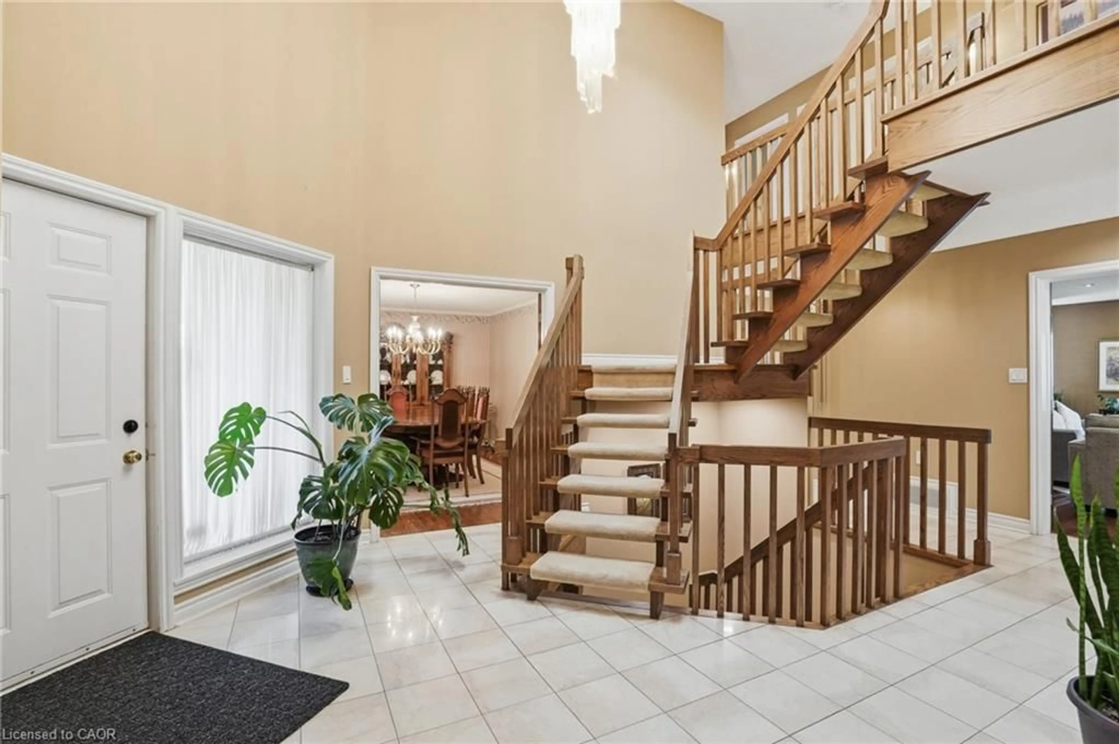 Indoor foyer for 18 Curtis Cres, King City Ontario L7B 1C3
