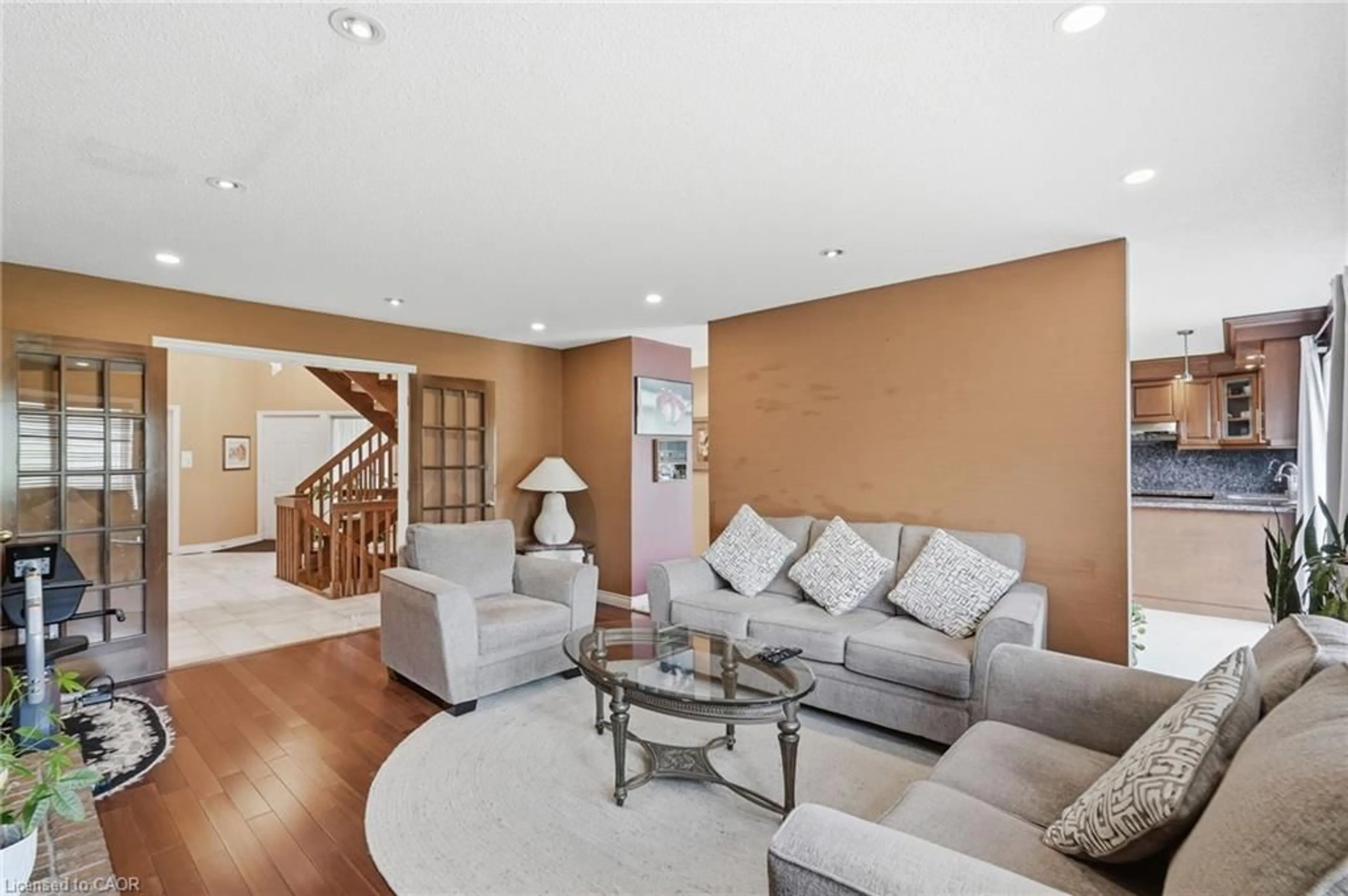 Living room with furniture, unknown for 18 Curtis Cres, King City Ontario L7B 1C3