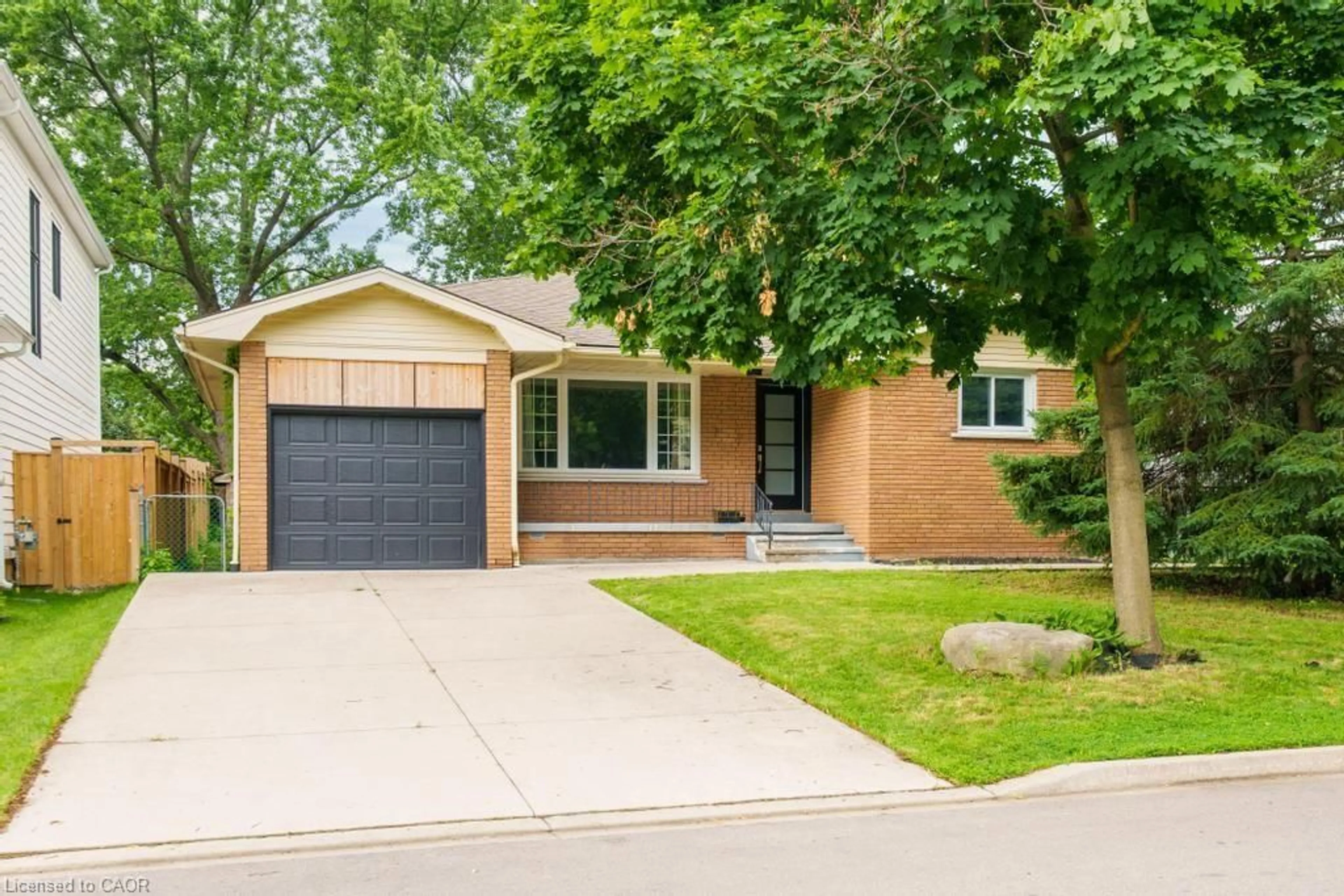Home with brick exterior material, street for 662 Montego Cres, Burlington Ontario L7N 2Z1