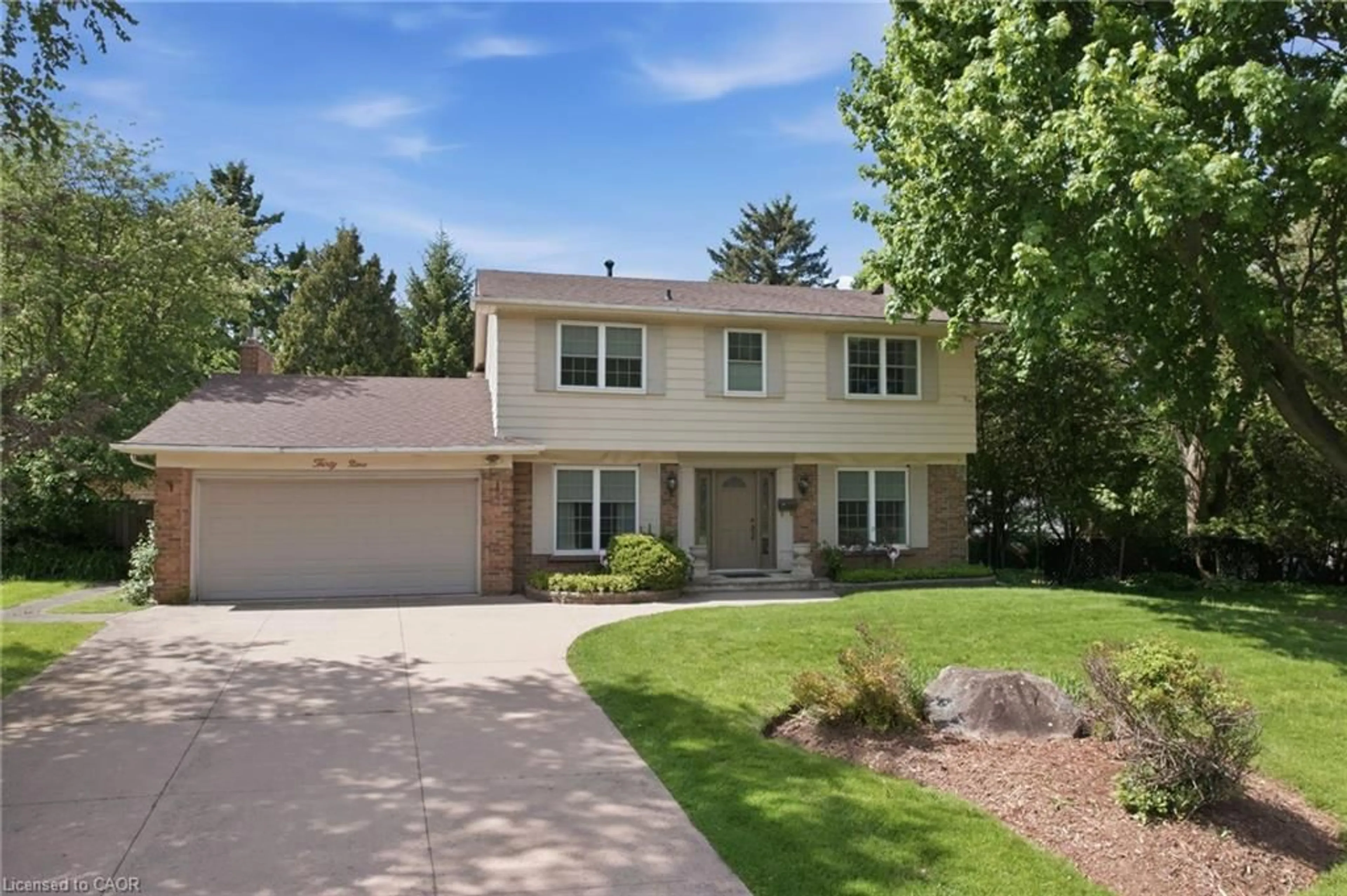 Home with vinyl exterior material, street for 39 Maureen Ave, Ancaster Ontario L9G 3L7