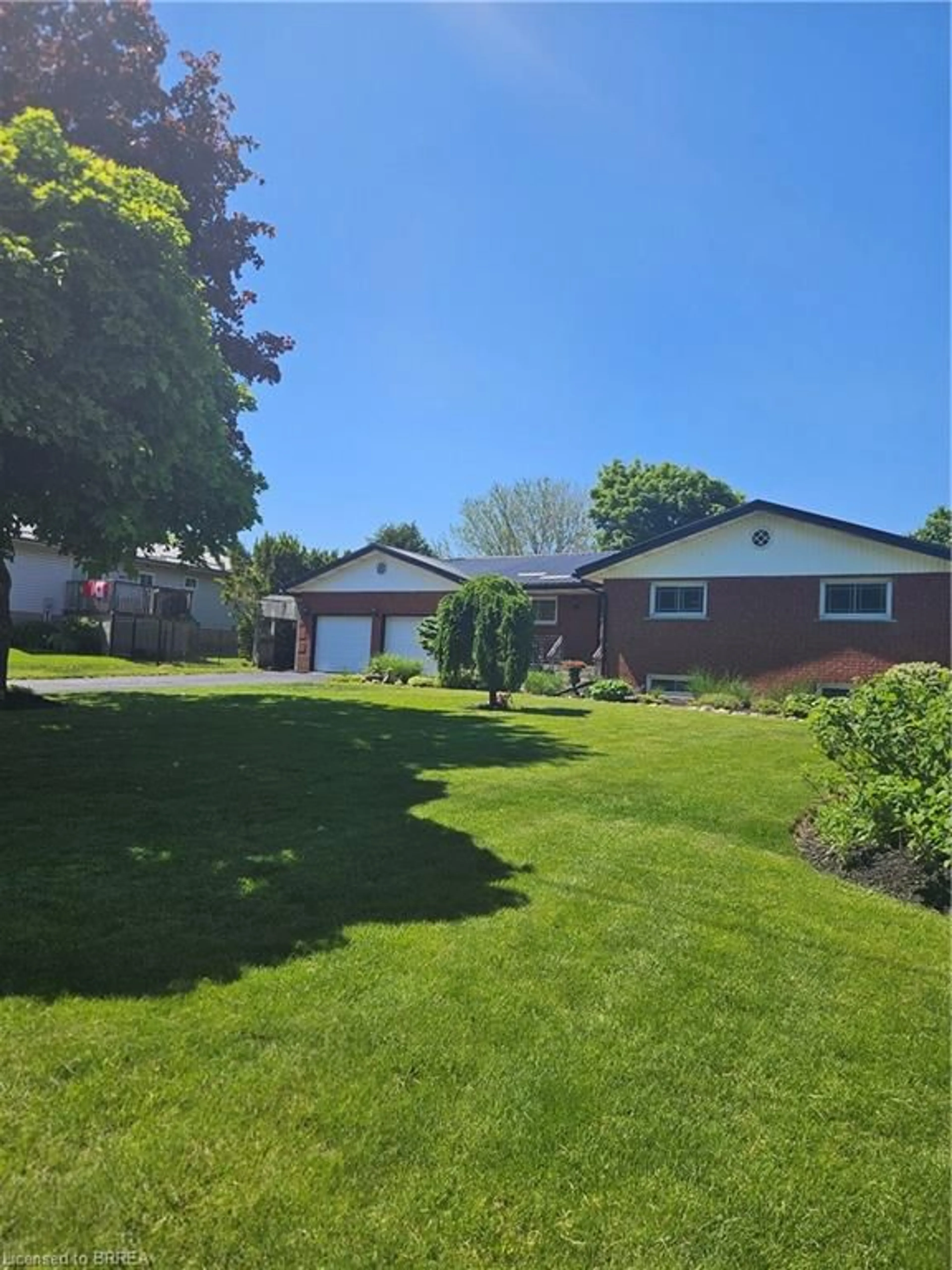 A pic from outside/outdoor area/front of a property/back of a property/a pic from drone, unknown for 14 Alpha St, Delhi Ontario N4B 2W5