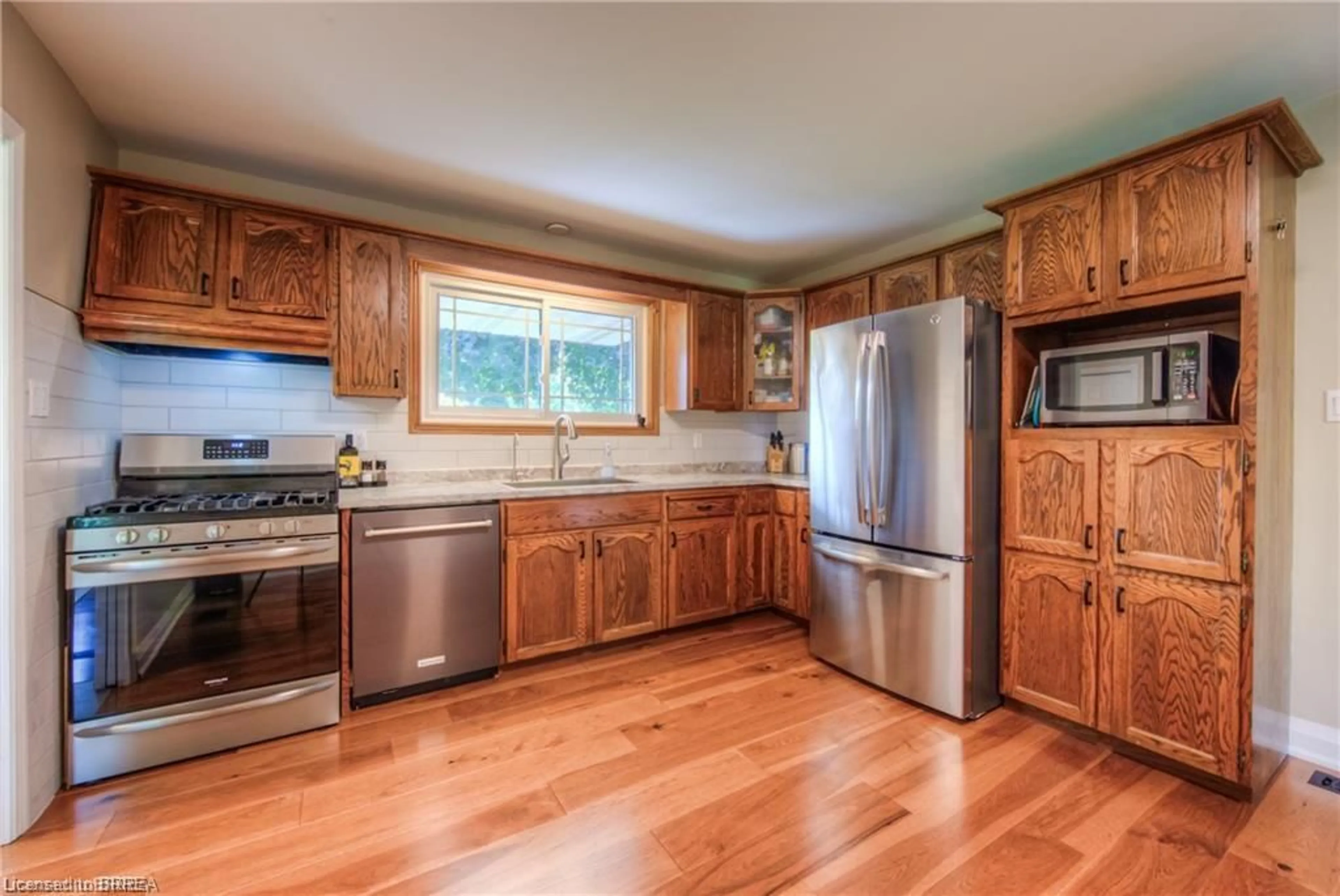 Standard kitchen, wood/laminate floor for 14 Alpha St, Delhi Ontario N4B 2W5