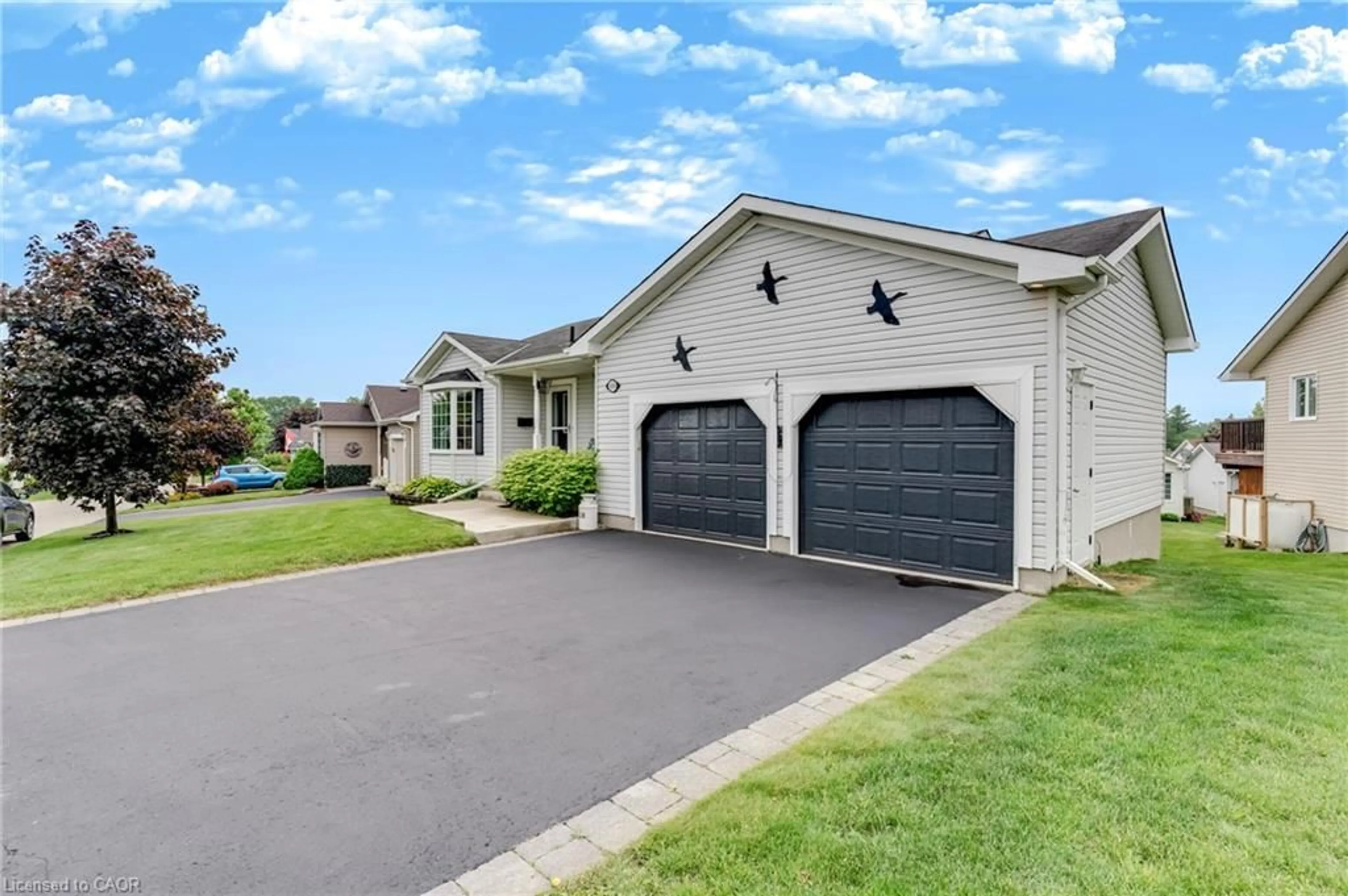 Home with vinyl exterior material, street for 118 Crumlin Lane, Freelton Ontario L8B 1A5
