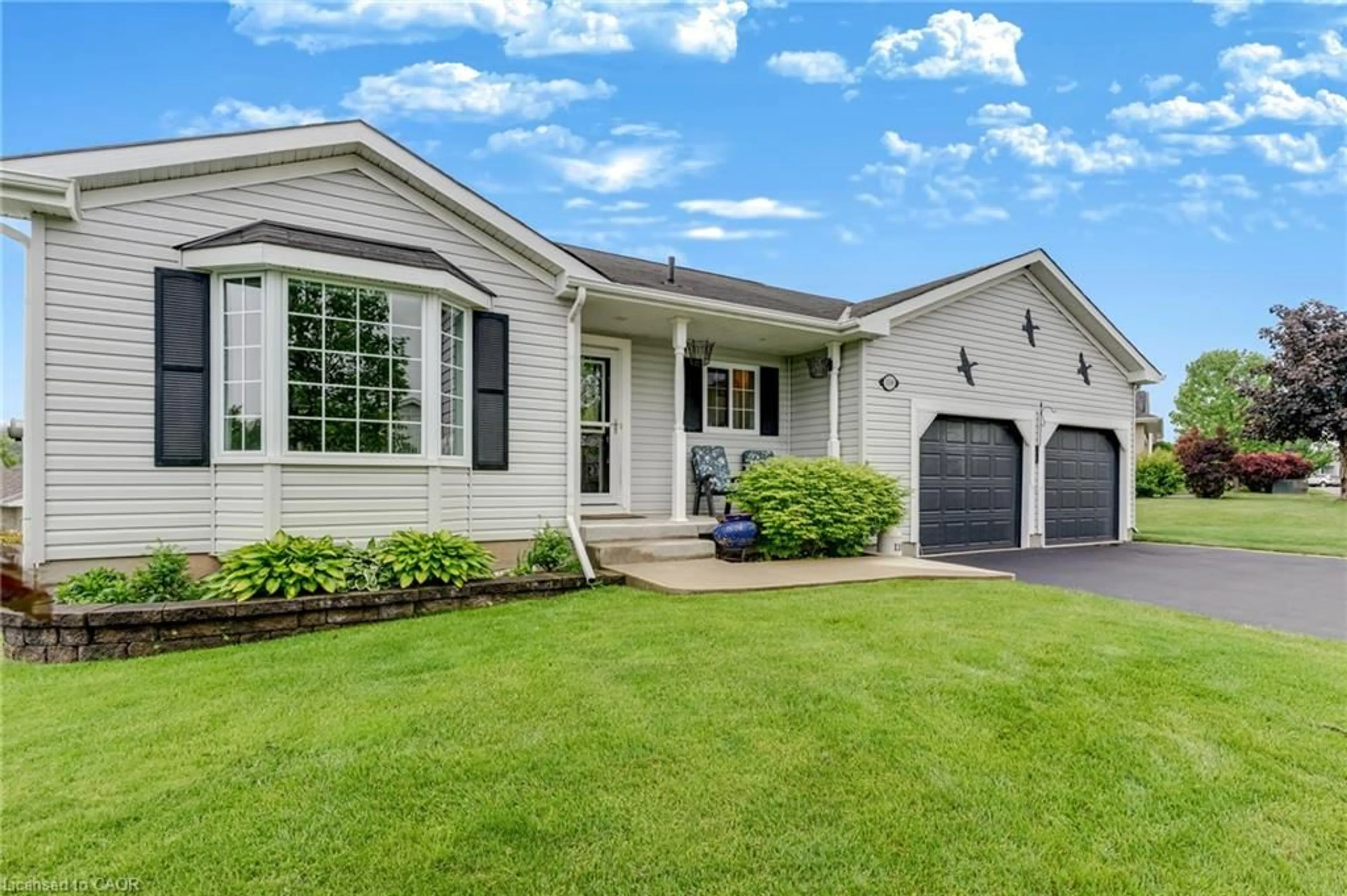 Home with vinyl exterior material, street for 118 Crumlin Lane, Freelton Ontario L8B 1A5