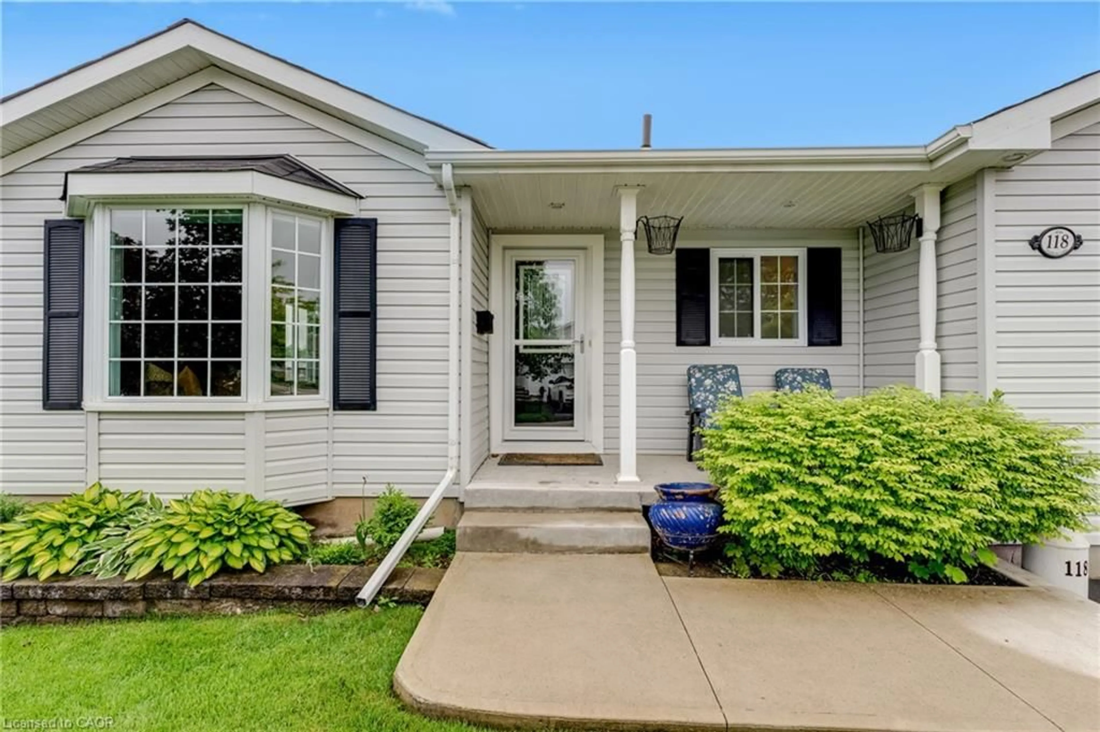 Home with vinyl exterior material, street for 118 Crumlin Lane, Freelton Ontario L8B 1A5
