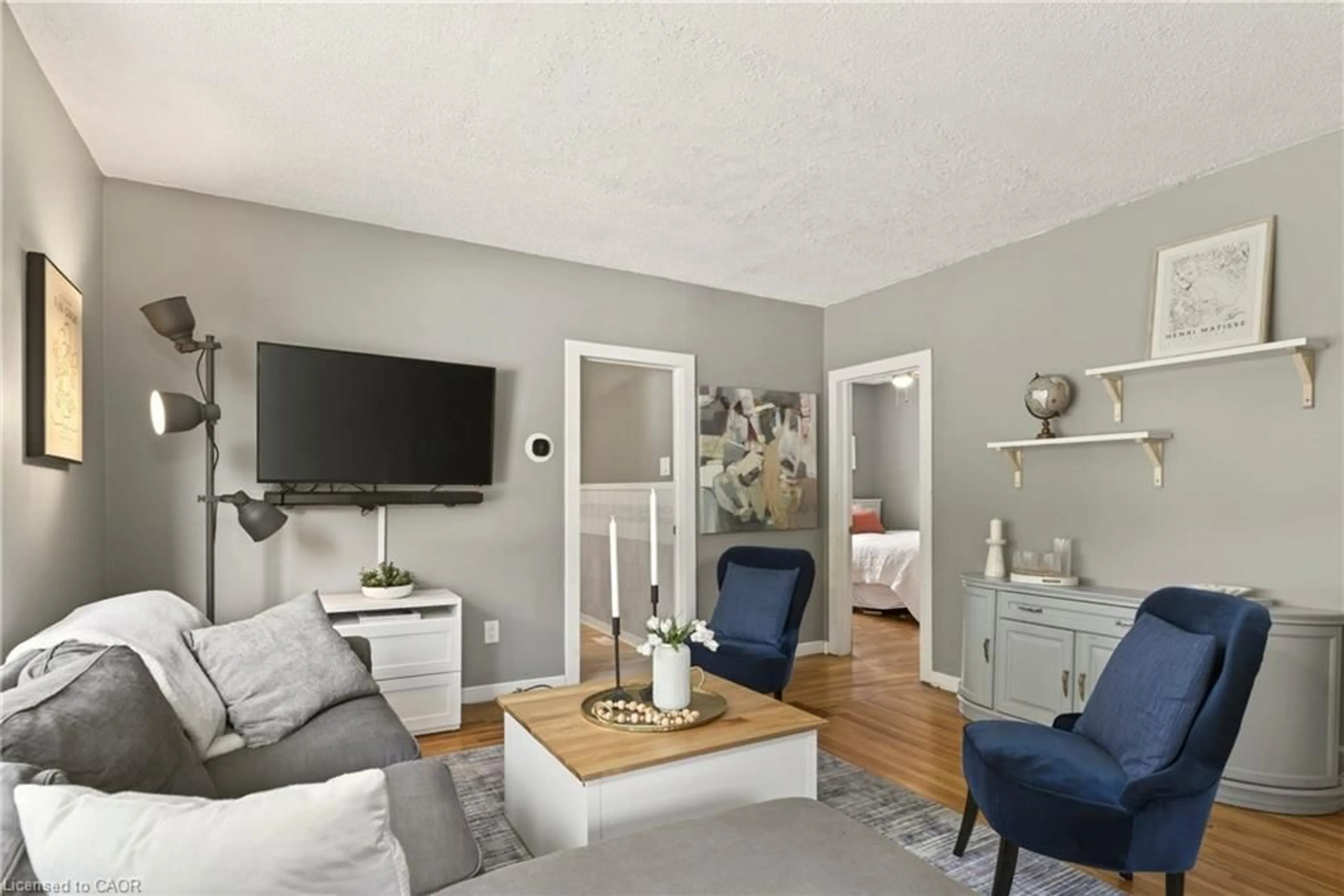Living room with furniture, unknown for 7 East St, Dundas Ontario L9H 1N6
