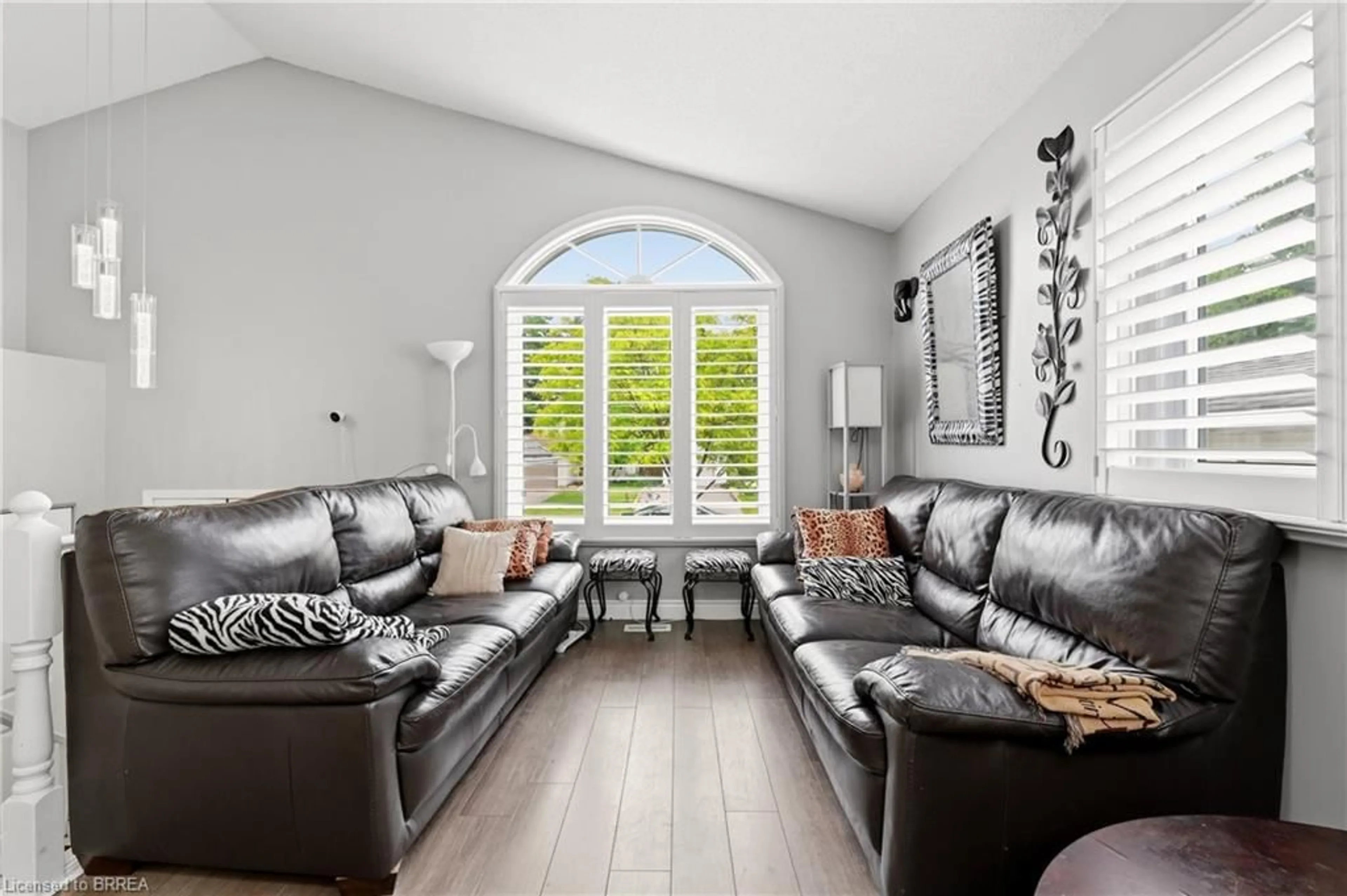 Living room with furniture, unknown for 59 Morgan Dr, Caledonia Ontario N3W 1H7