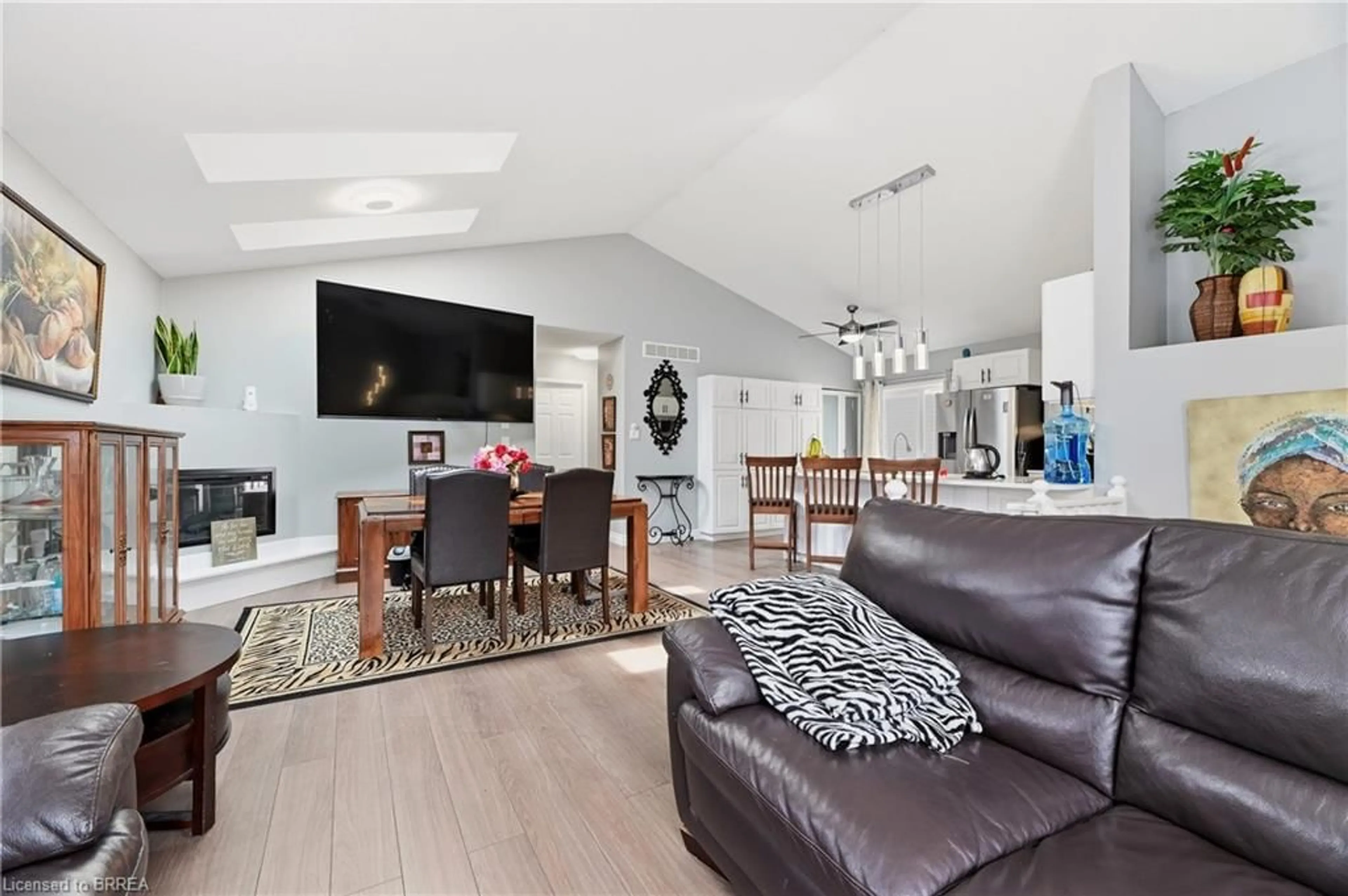 Living room with furniture, unknown for 59 Morgan Dr, Caledonia Ontario N3W 1H7