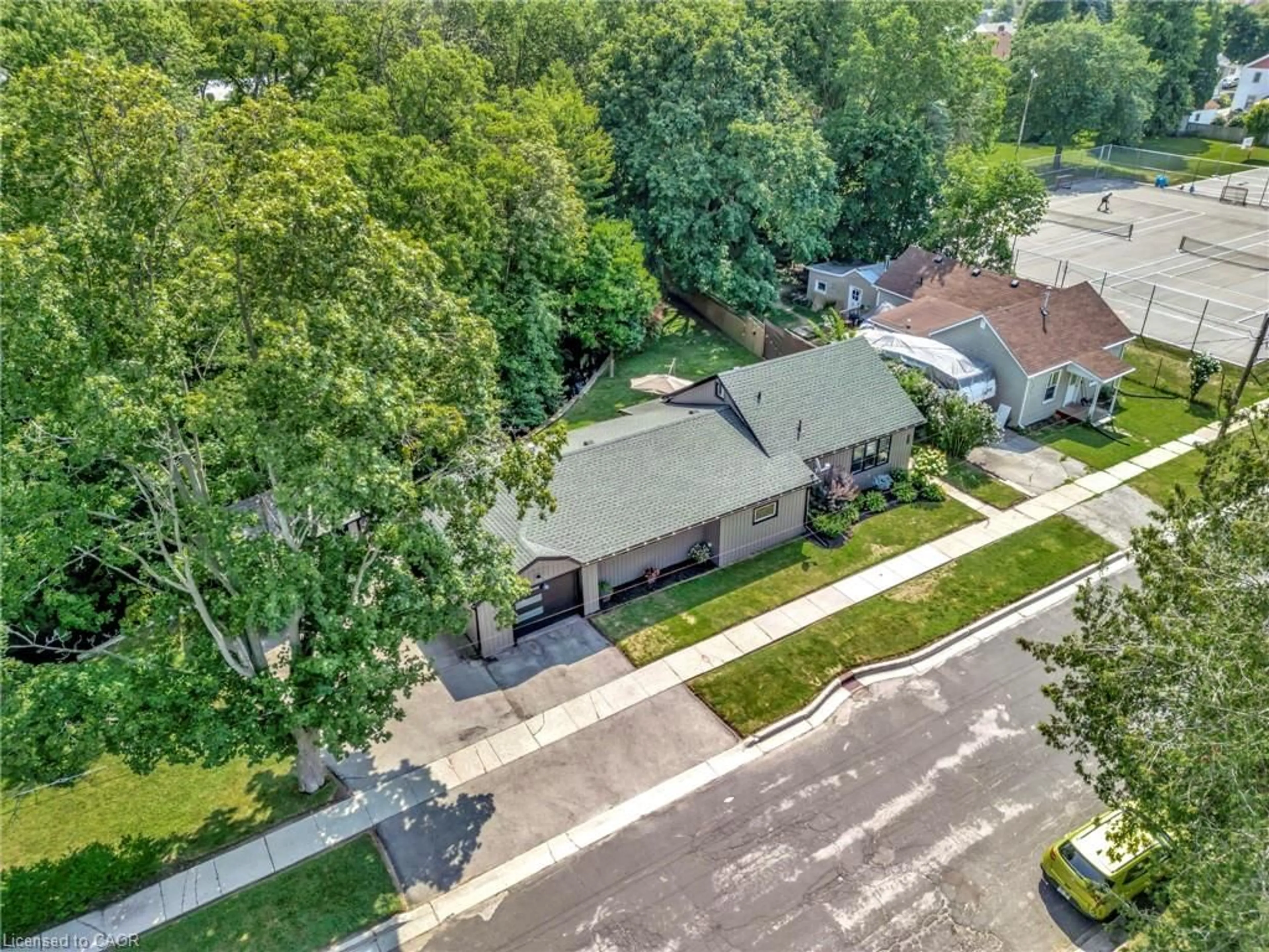A pic from outside/outdoor area/front of a property/back of a property/a pic from drone, street for 275 Talbot St, Simcoe Ontario N3Y 3X2