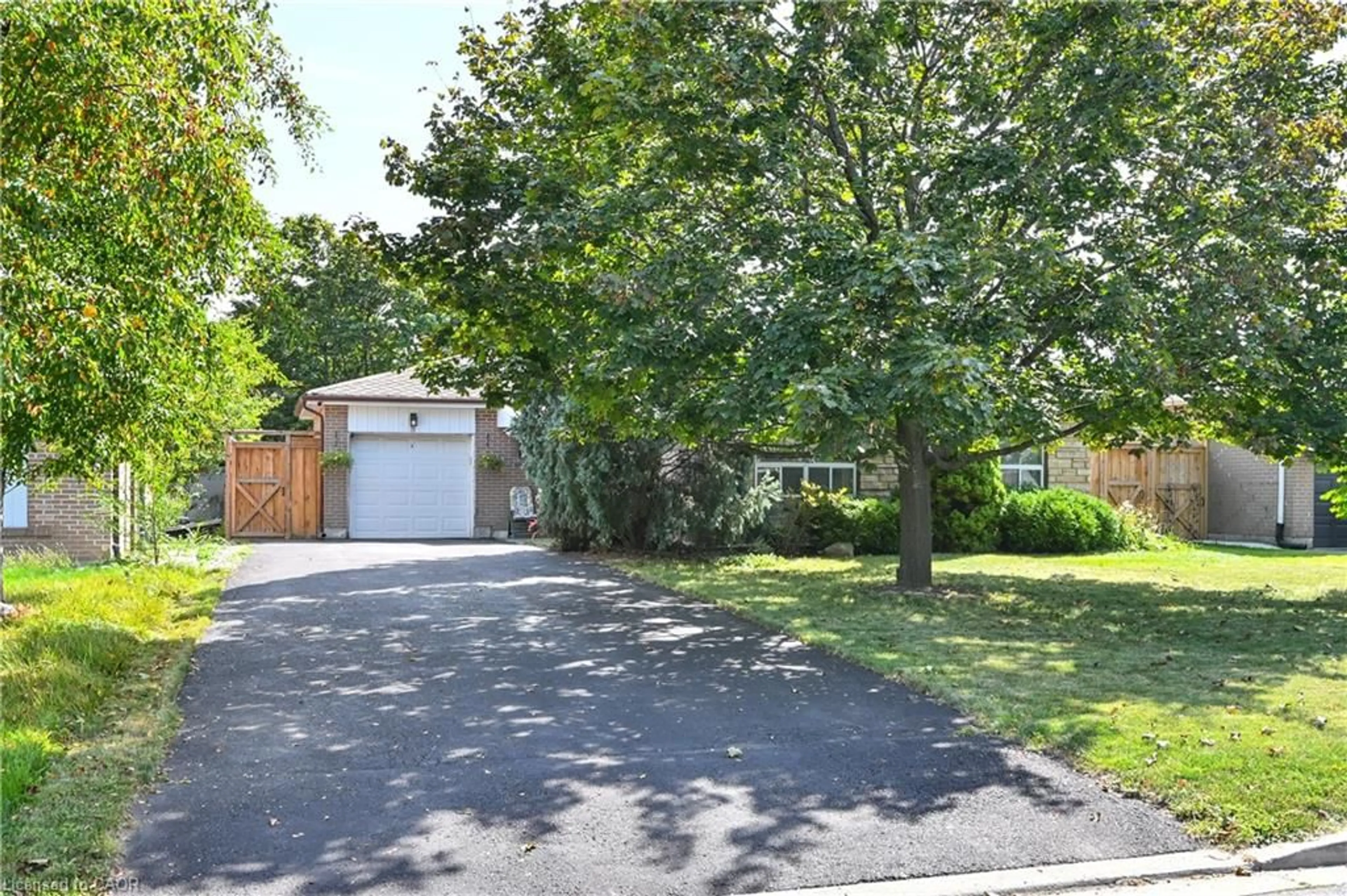 A pic from outside/outdoor area/front of a property/back of a property/a pic from drone, street for 8 Beechwood Cres, Brampton Ontario L6T 1Y1