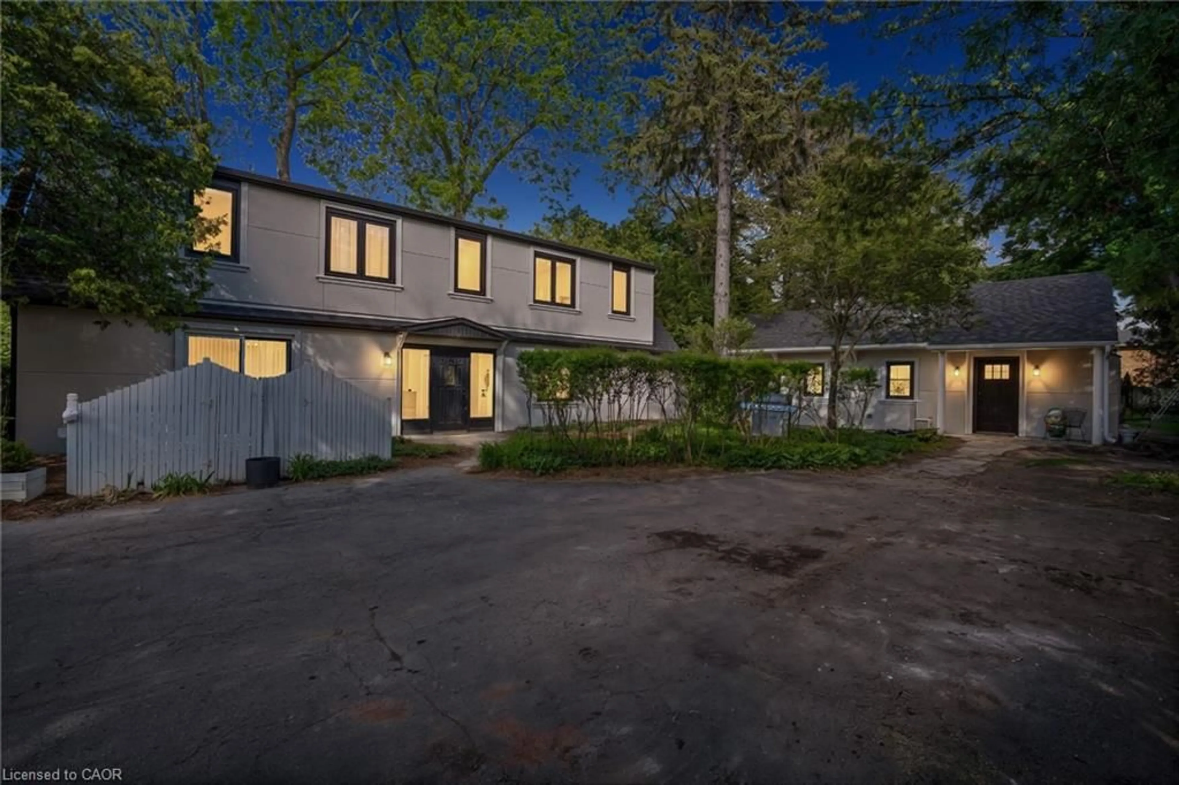 A pic from outside/outdoor area/front of a property/back of a property/a pic from drone, street for 1182 Linbrook Rd #5, Oakville Ontario L6J 2L4