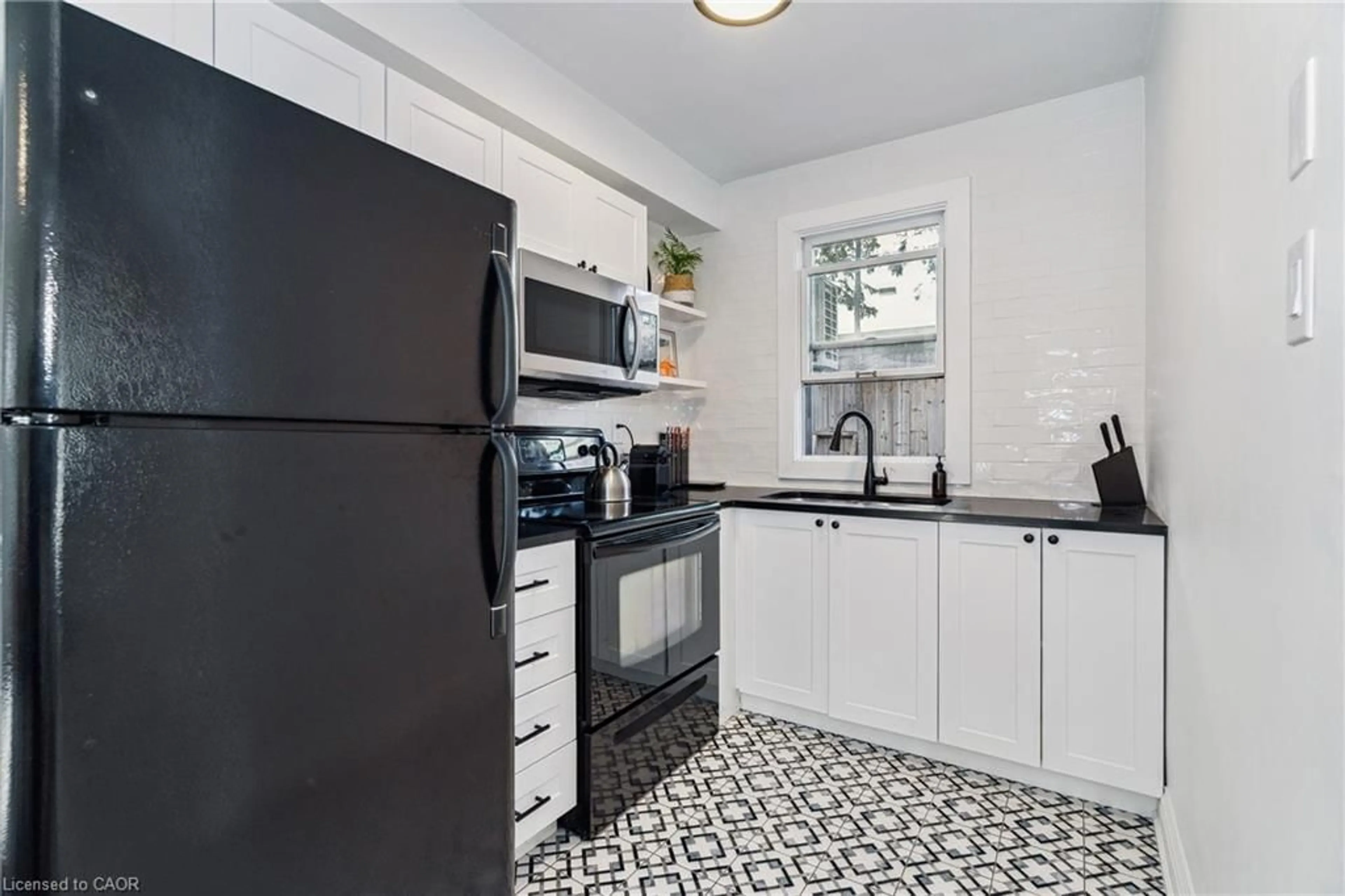 Standard kitchen, ceramic/tile floor for 1182 Linbrook Rd #5, Oakville Ontario L6J 2L4