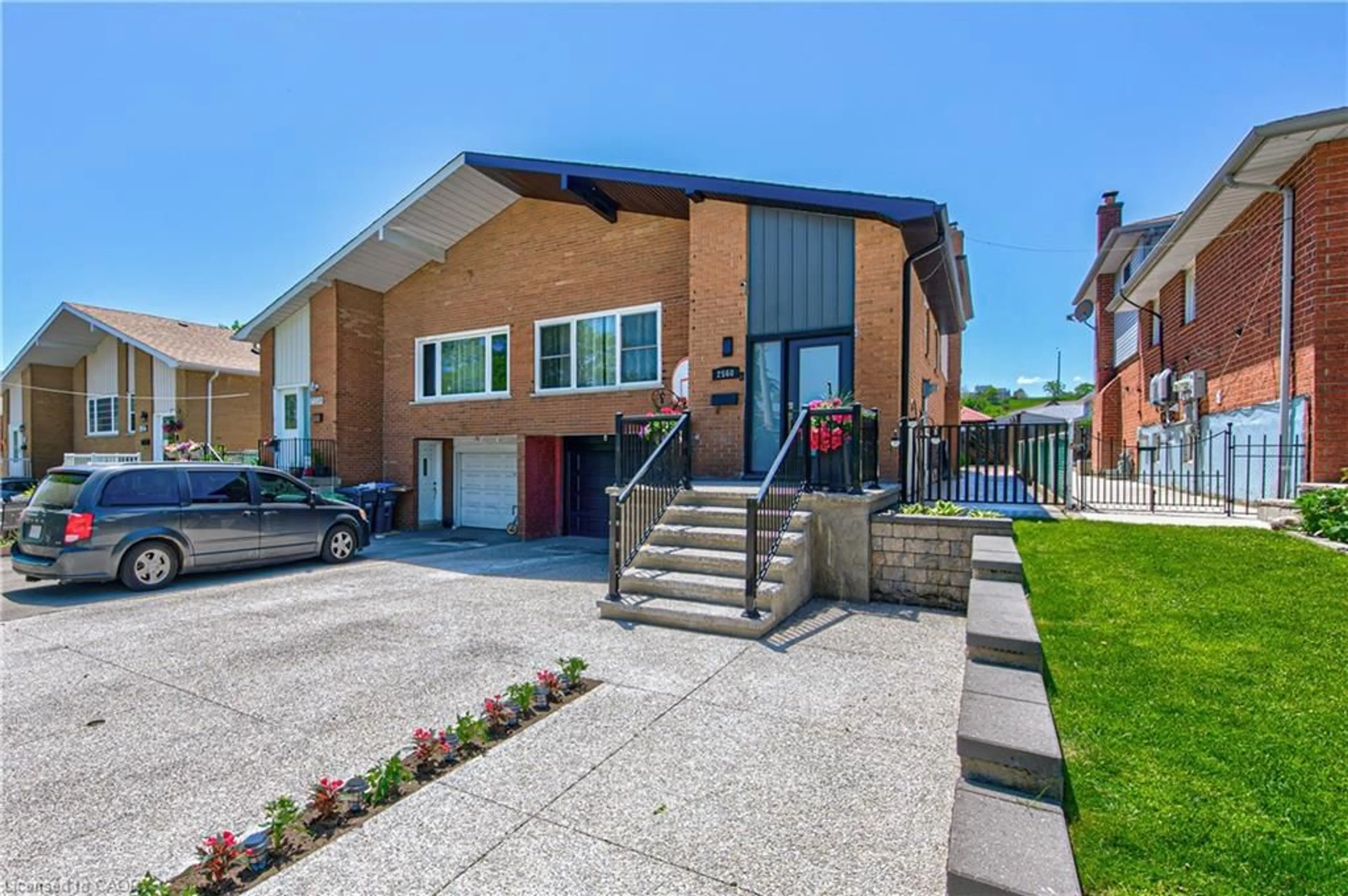 Home with brick exterior material, street for 2560 Palisander Ave, Mississauga Ontario L5B 2L2