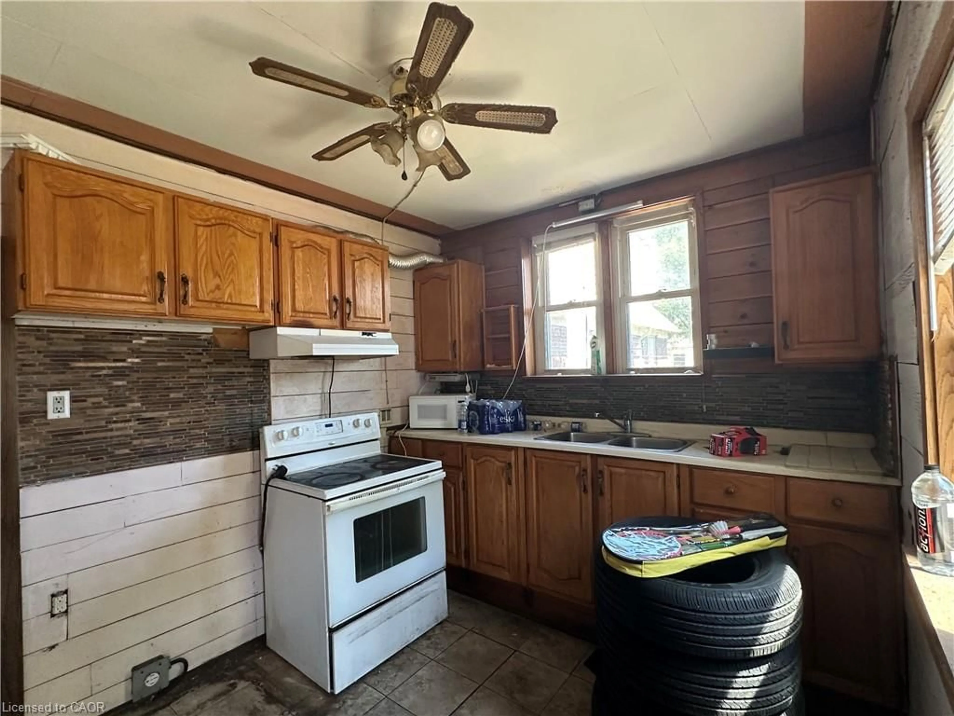 Standard kitchen, ceramic/tile floor for 536 Queensdale Ave, Hamilton Ontario L8V 1L2