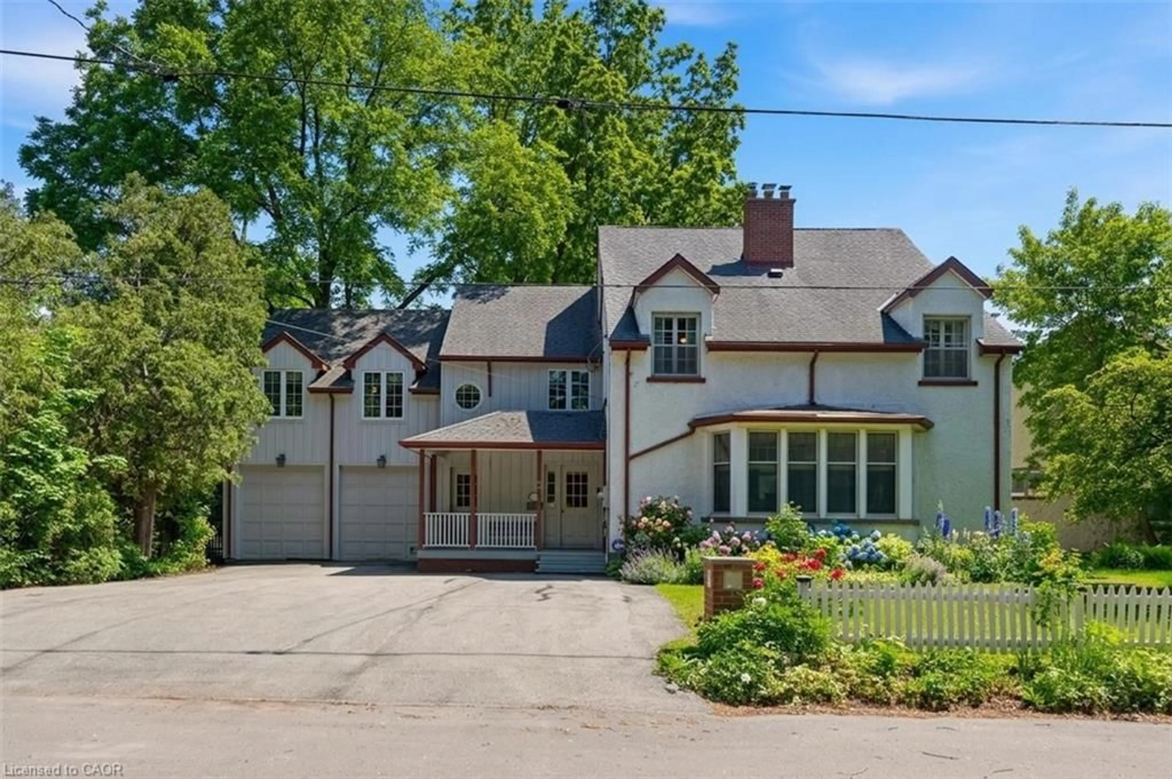 A pic from outside/outdoor area/front of a property/back of a property/a pic from drone, street for 3 Ancaster St, Dundas Ontario L9H 4K2