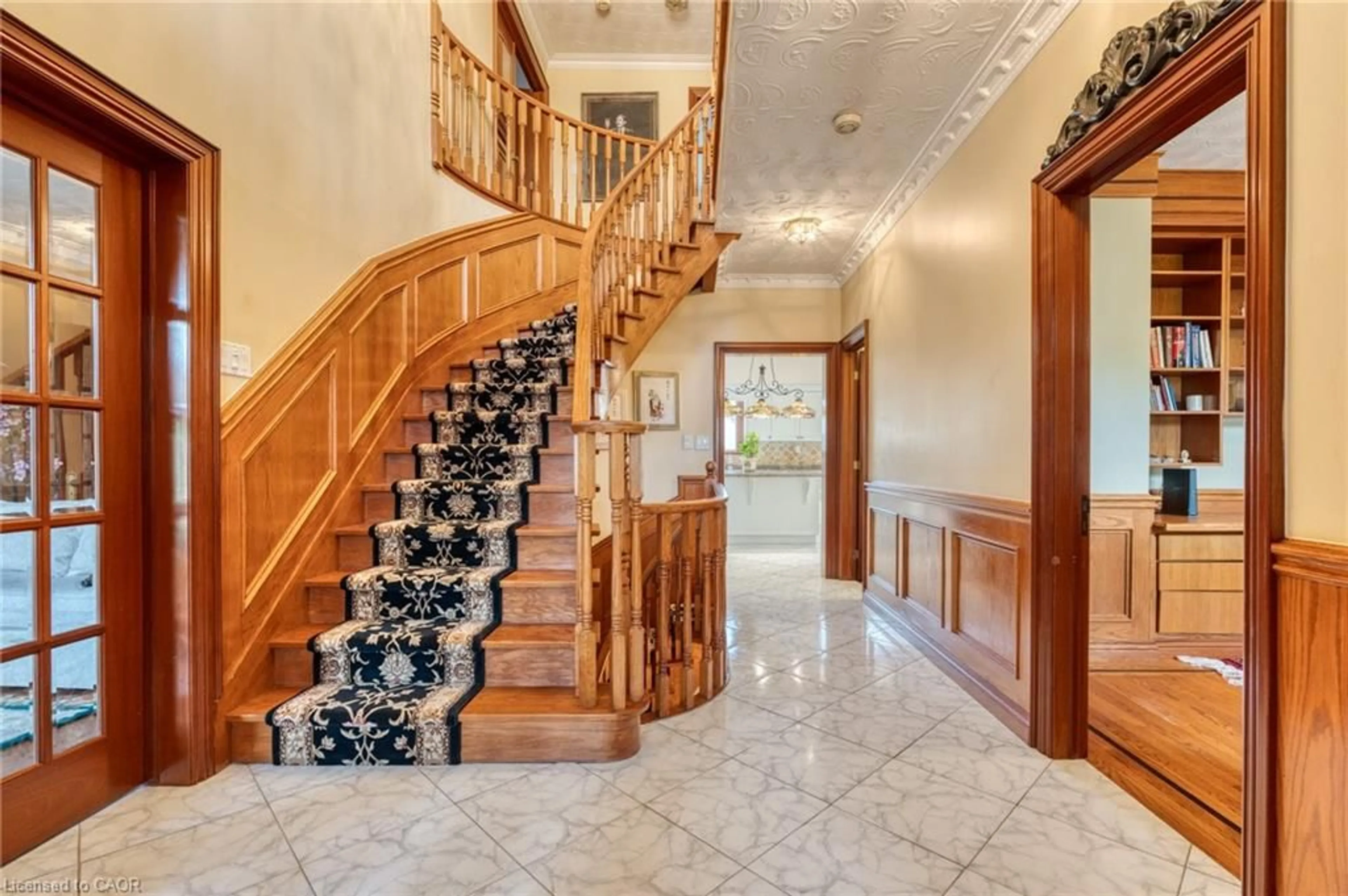 Indoor foyer for 23 Susan Dr, Hamilton Ontario L9C 7R1