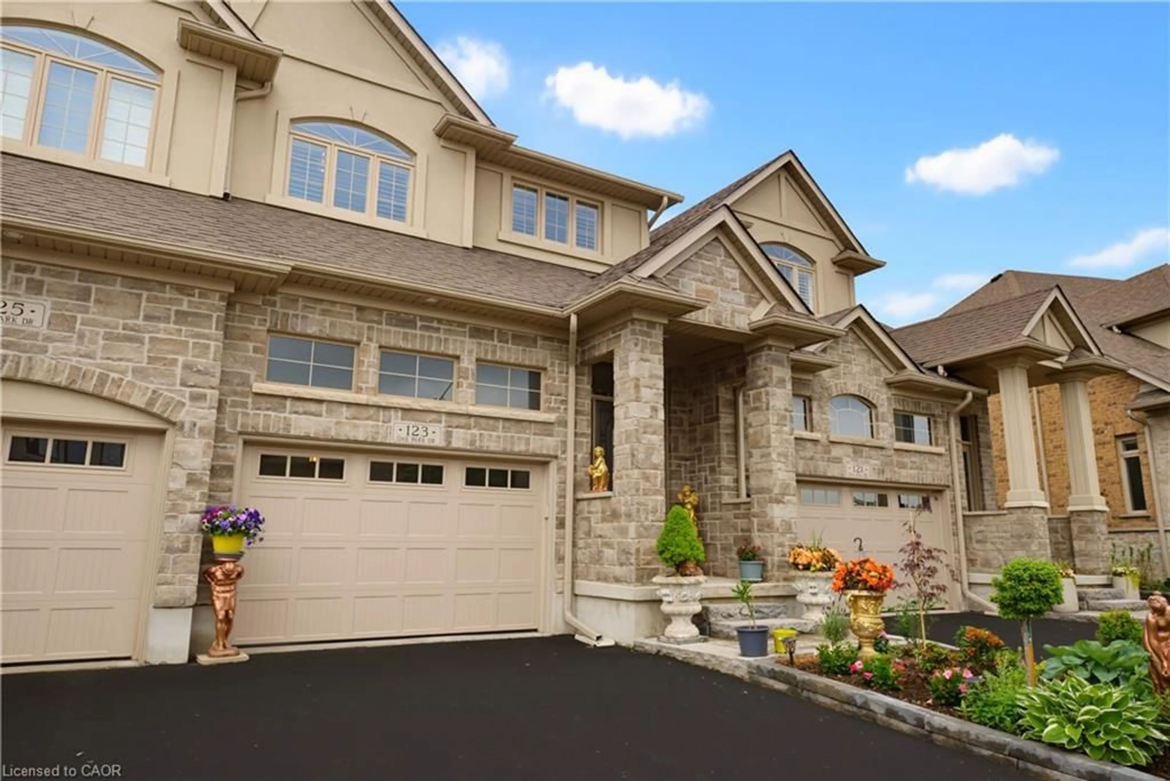 Home with brick exterior material, street for 123 Oak Park Dr, Waterloo Ontario N2K 0B3