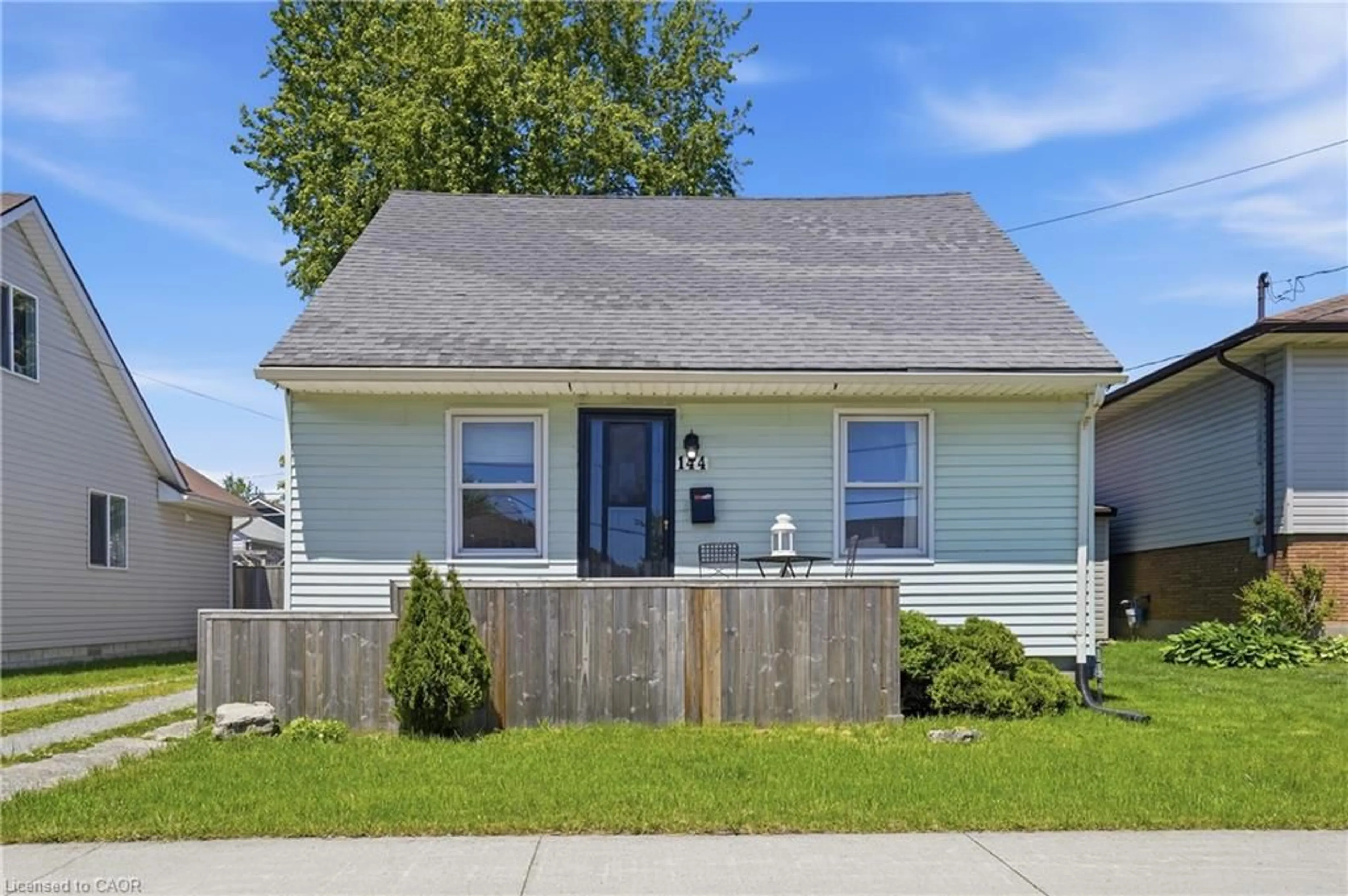 Home with vinyl exterior material, street for 144 Catherine St, Fort Erie Ontario L2A 2J2