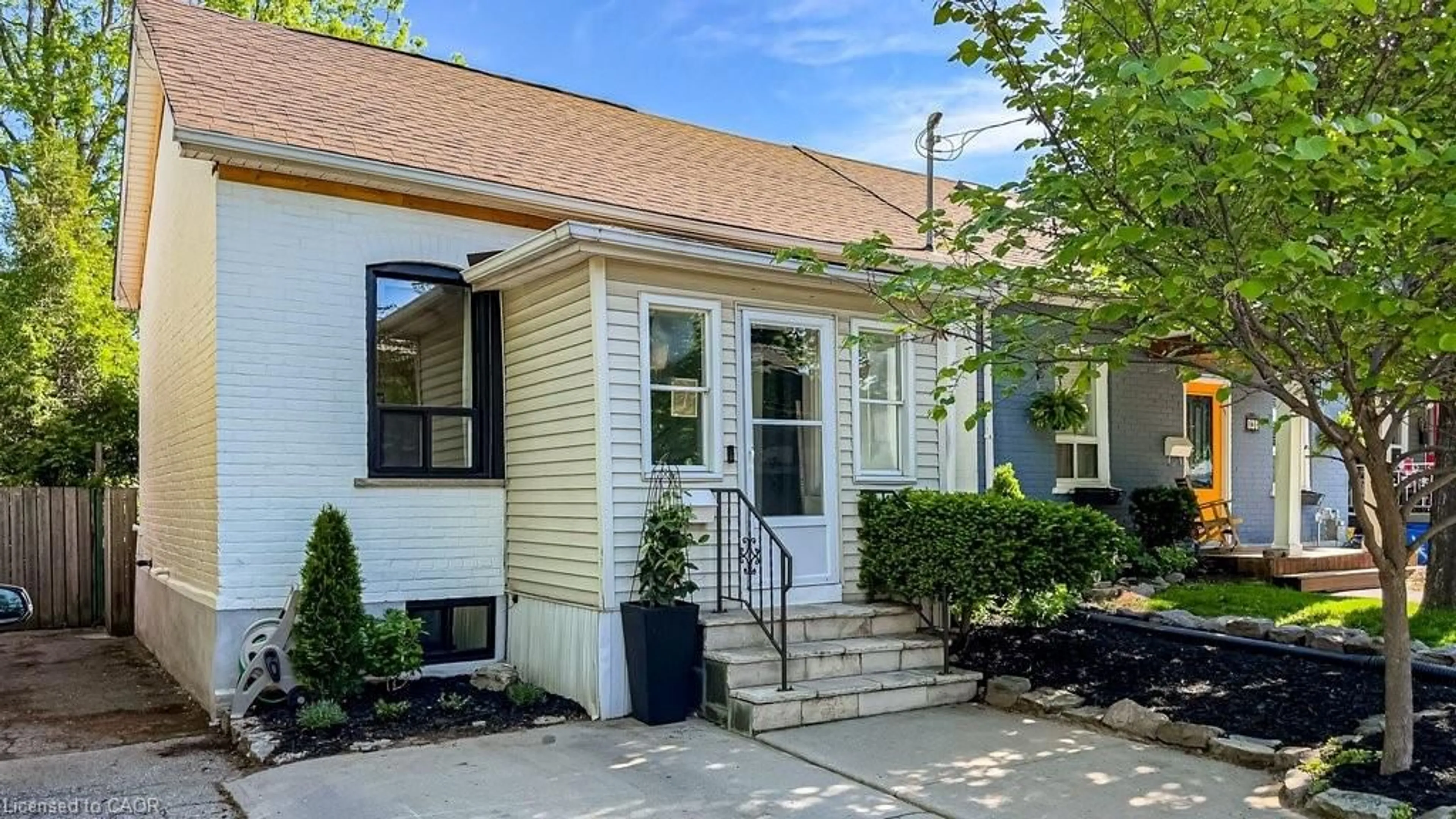 Home with vinyl exterior material, street for 163 Ferrie St, Hamilton Ontario L8L 3T4