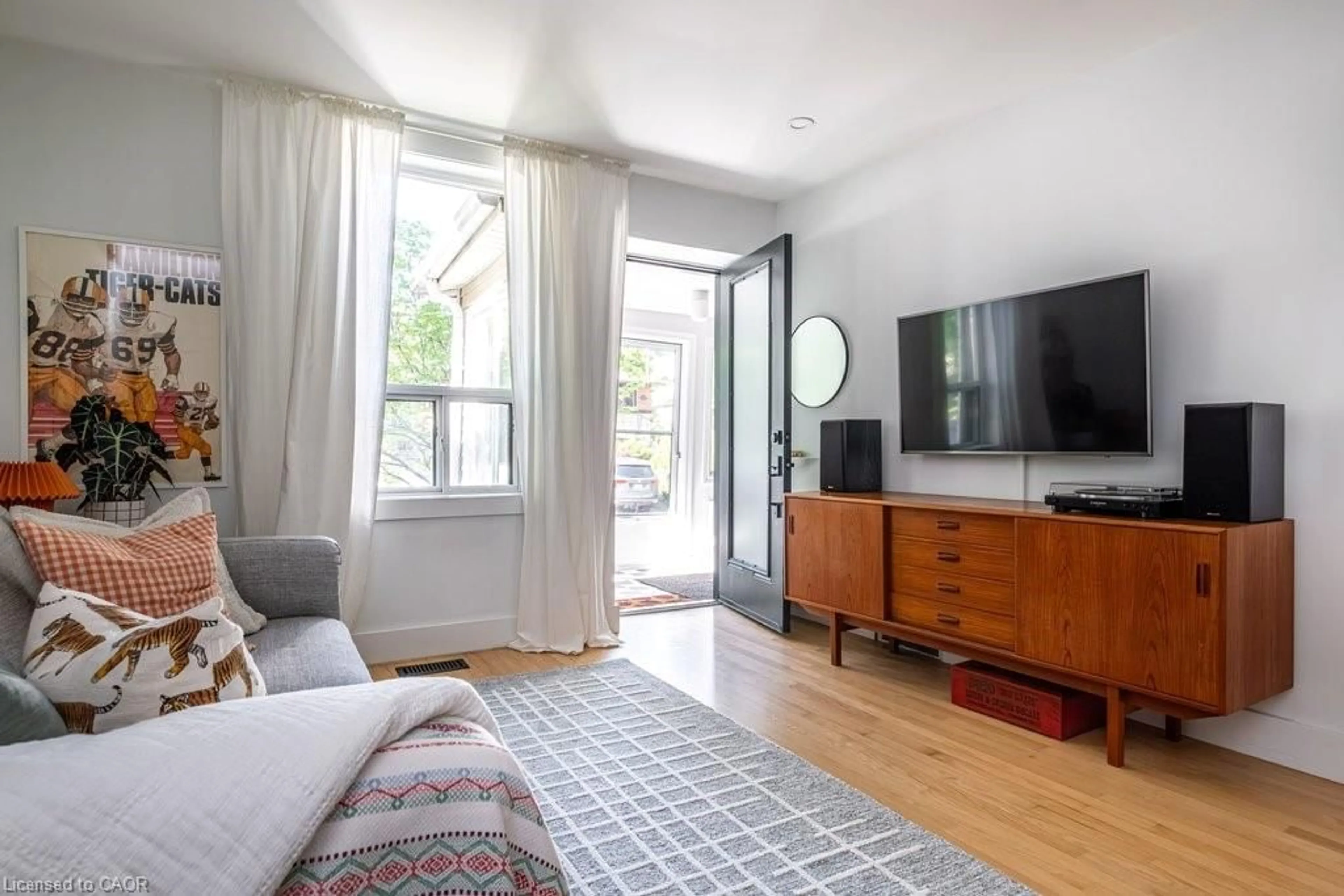 Living room with furniture, unknown for 163 Ferrie St, Hamilton Ontario L8L 3T4