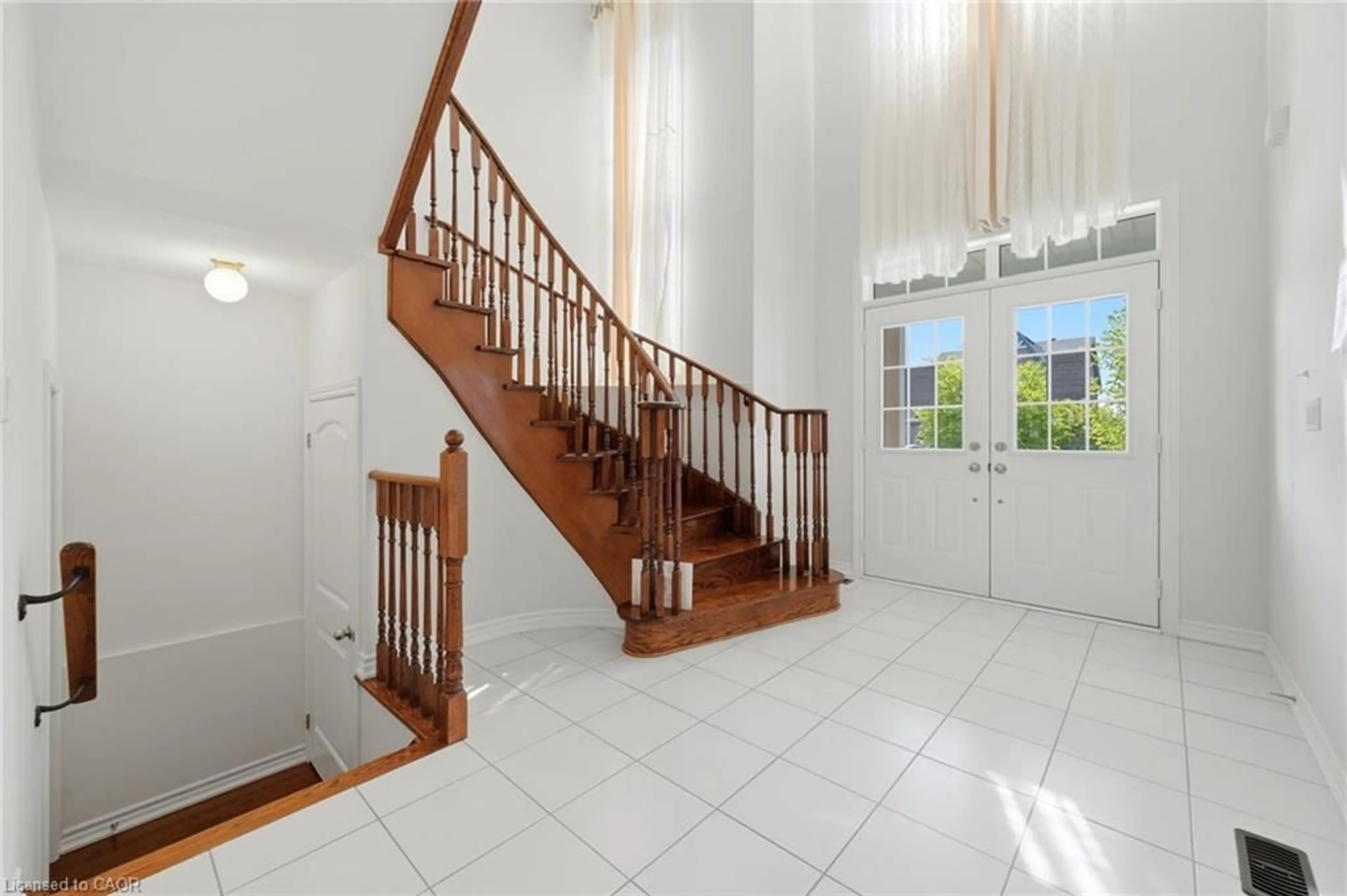 Indoor foyer for 144 Gold Park Glen&, Essa Ontario L3W 0L9