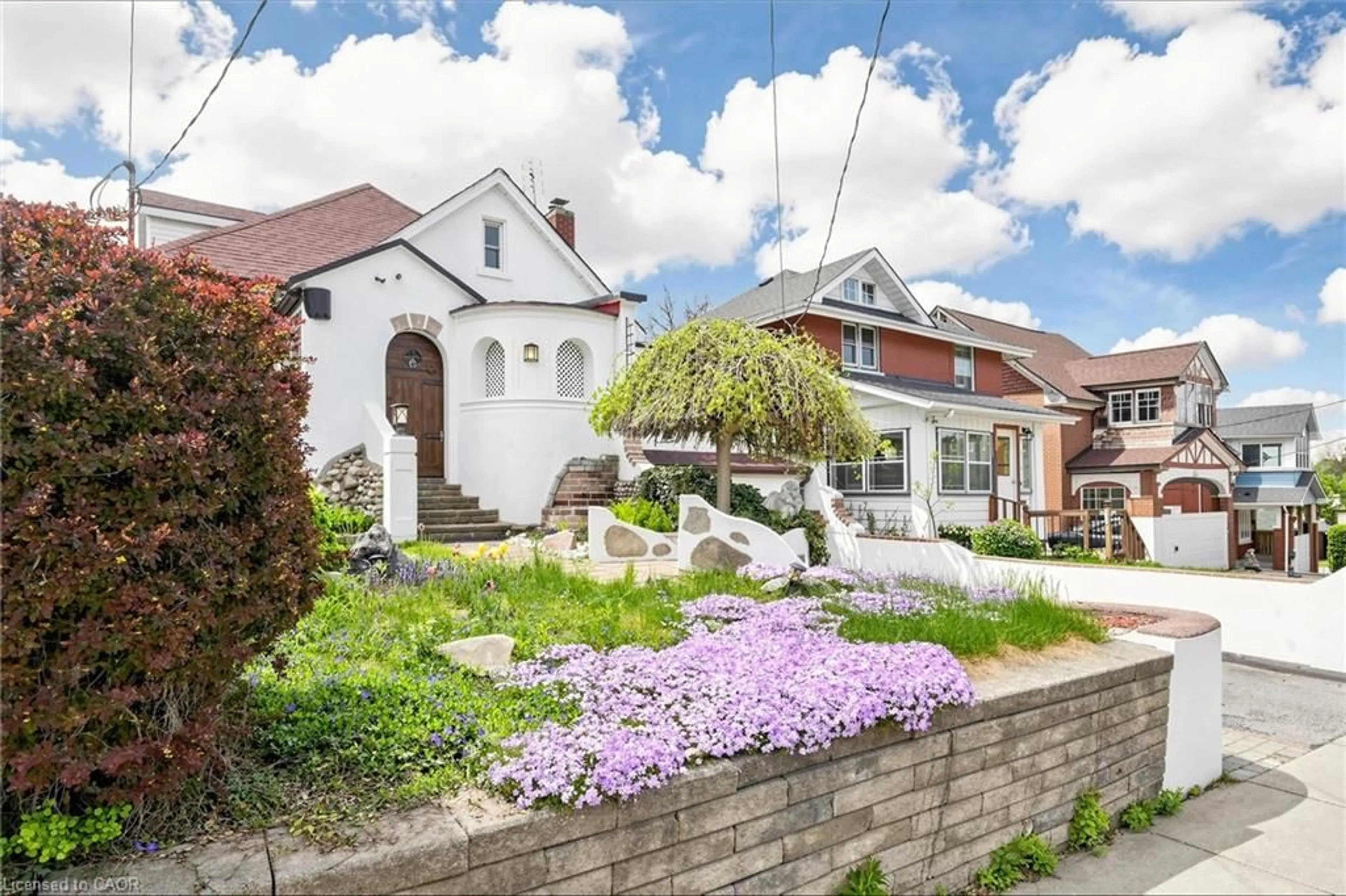 A pic from outside/outdoor area/front of a property/back of a property/a pic from drone, street for 287 Courtland Ave, Kitchener Ontario N2G 2V8
