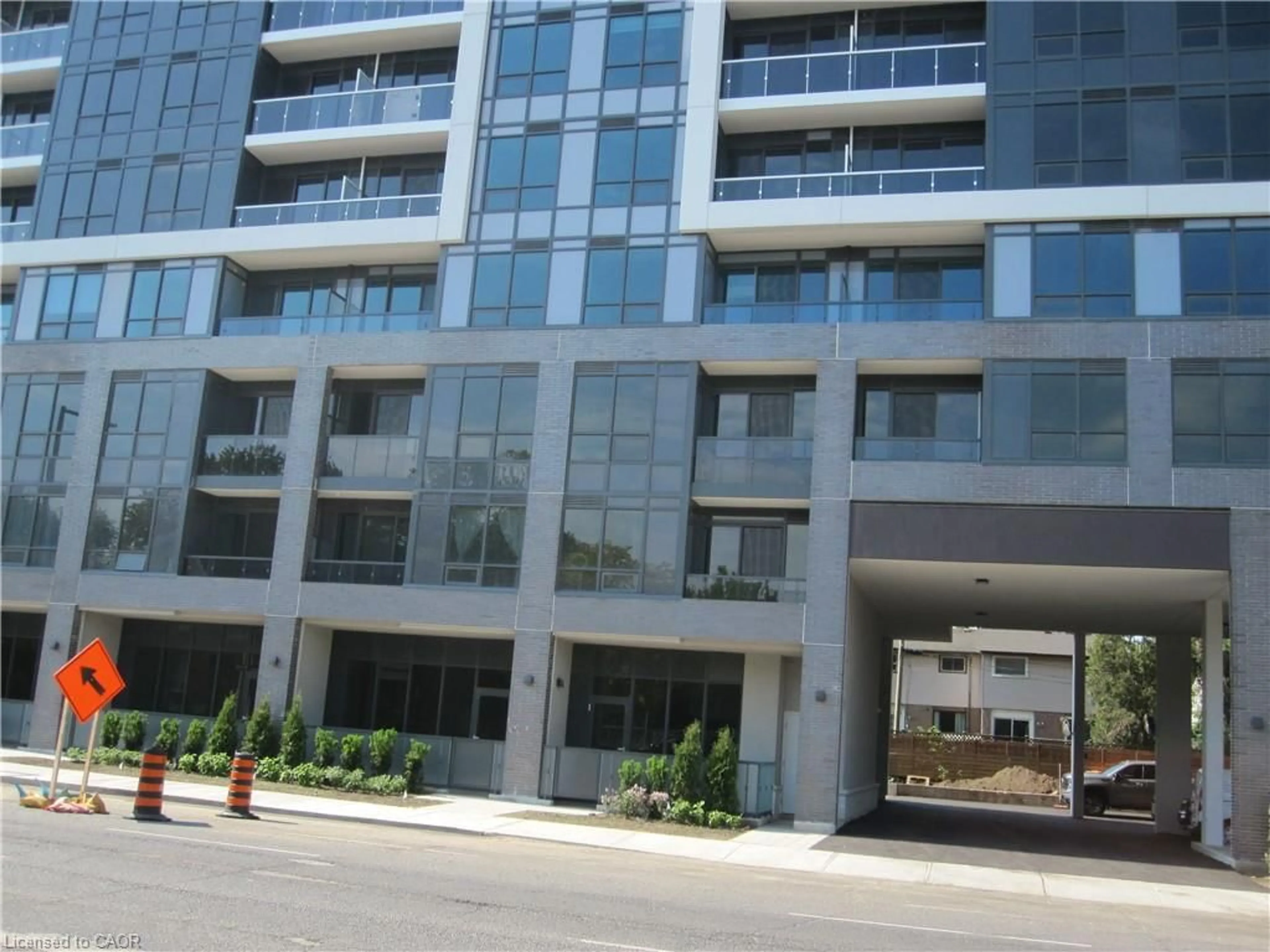 Indoor foyer for 415 Main St #314, Hamilton Ontario L8P 0C9