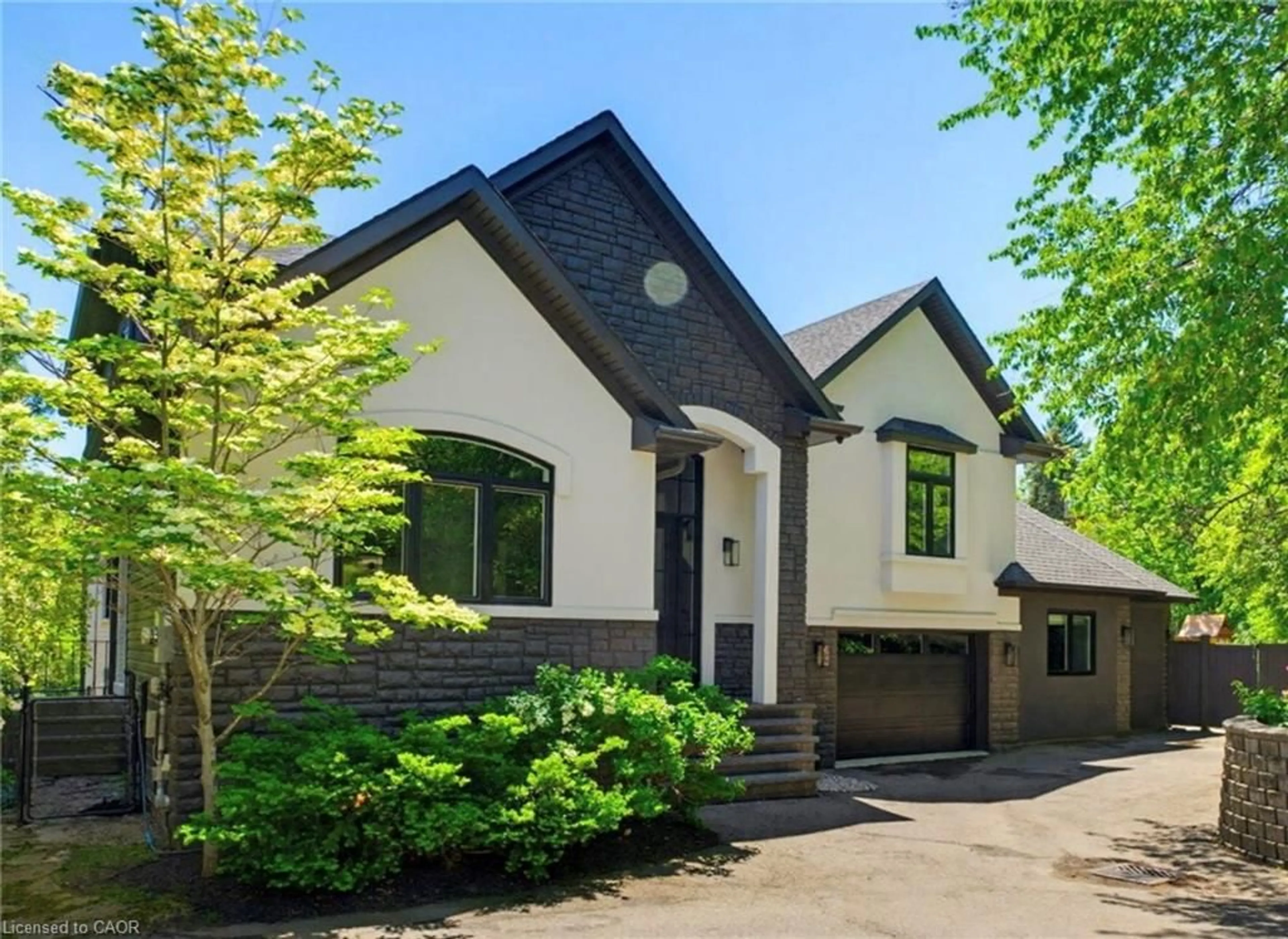 Home with brick exterior material, street for 1316 Dundas St, Burlington Ontario L7P 0S6