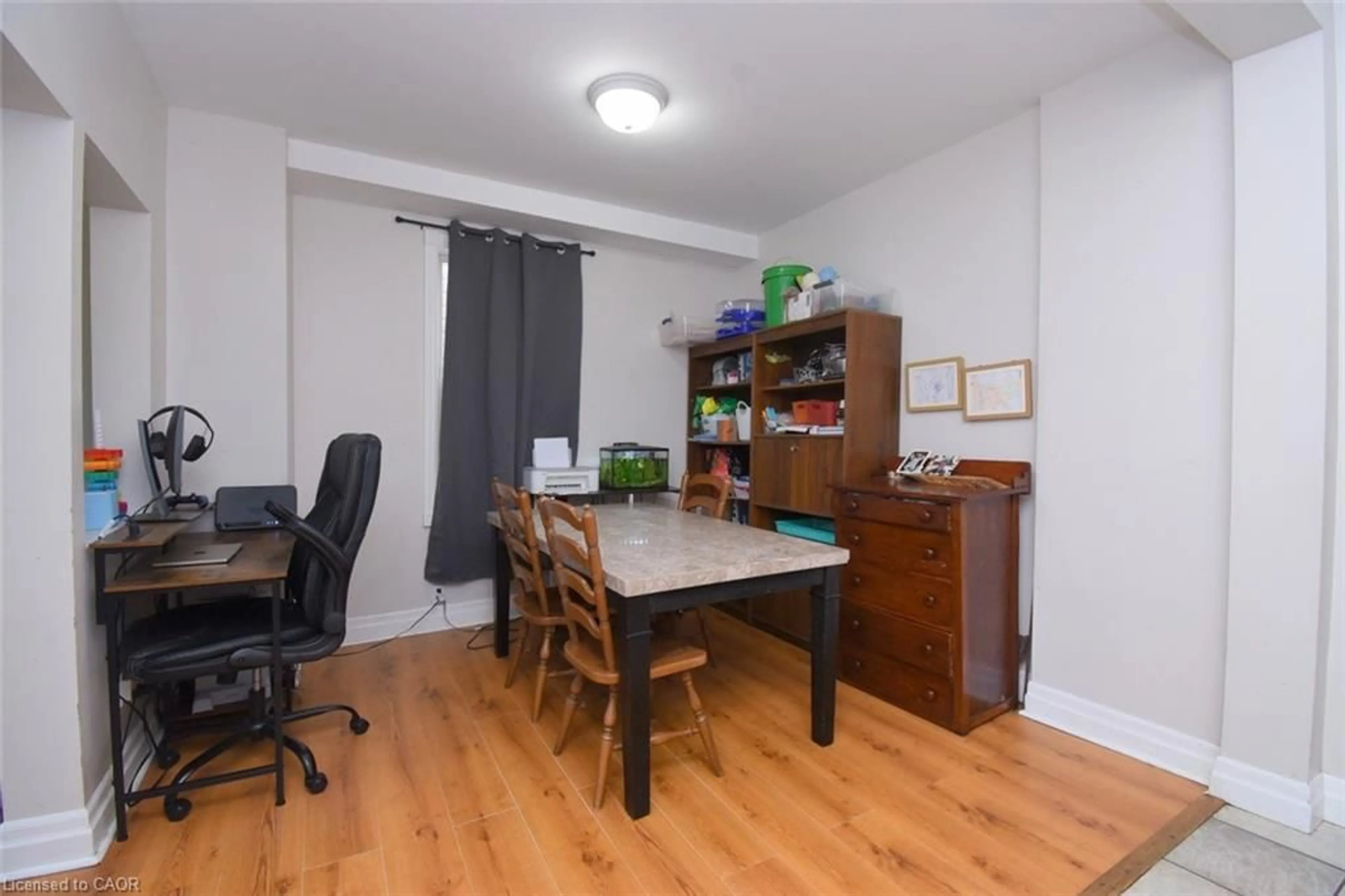 A pic of a room for 12 Wood St, Hamilton Ontario L8L 1E9