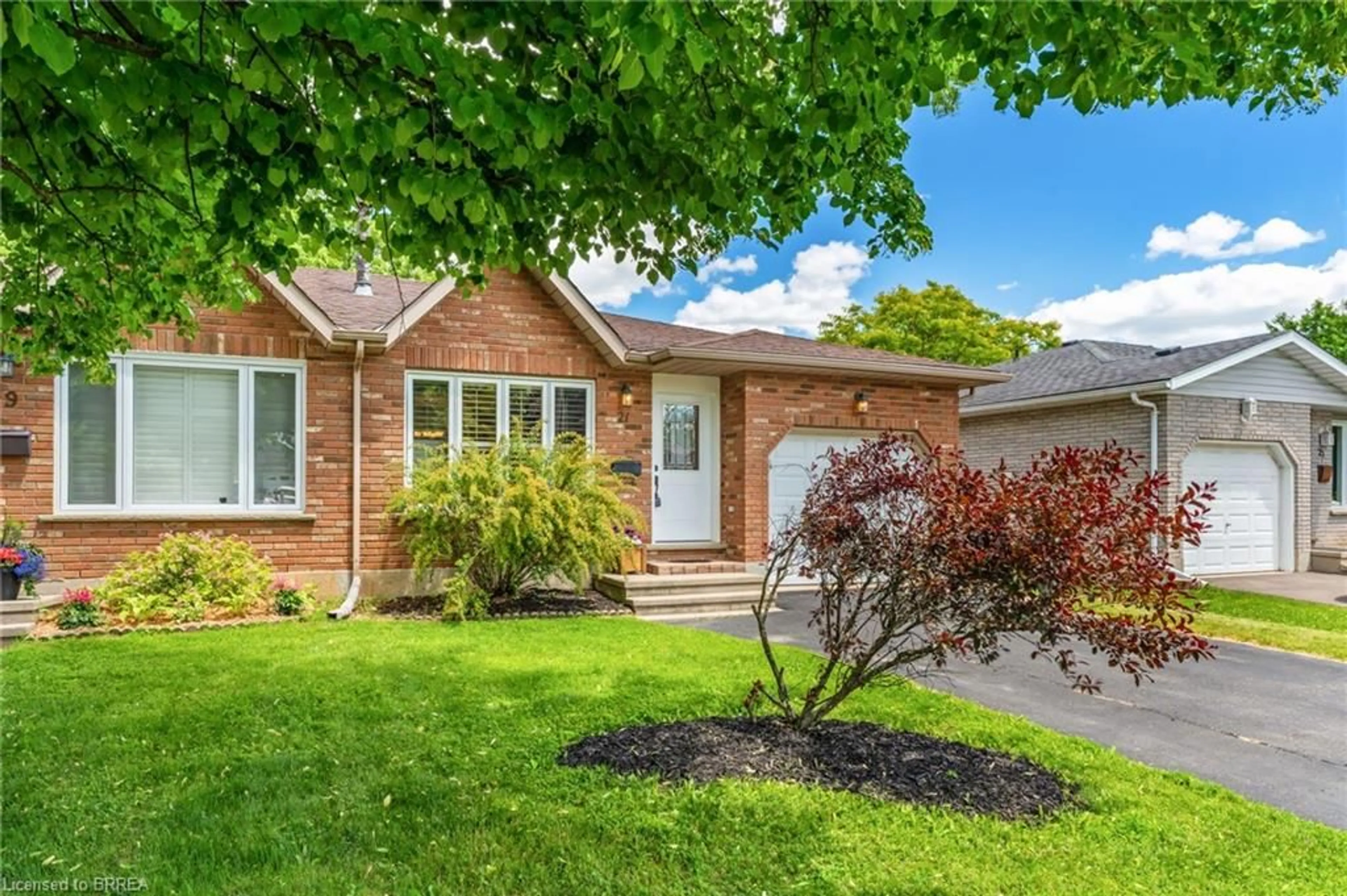 Home with brick exterior material, street for 21 Court Dr, Paris Ontario N3L 4B8