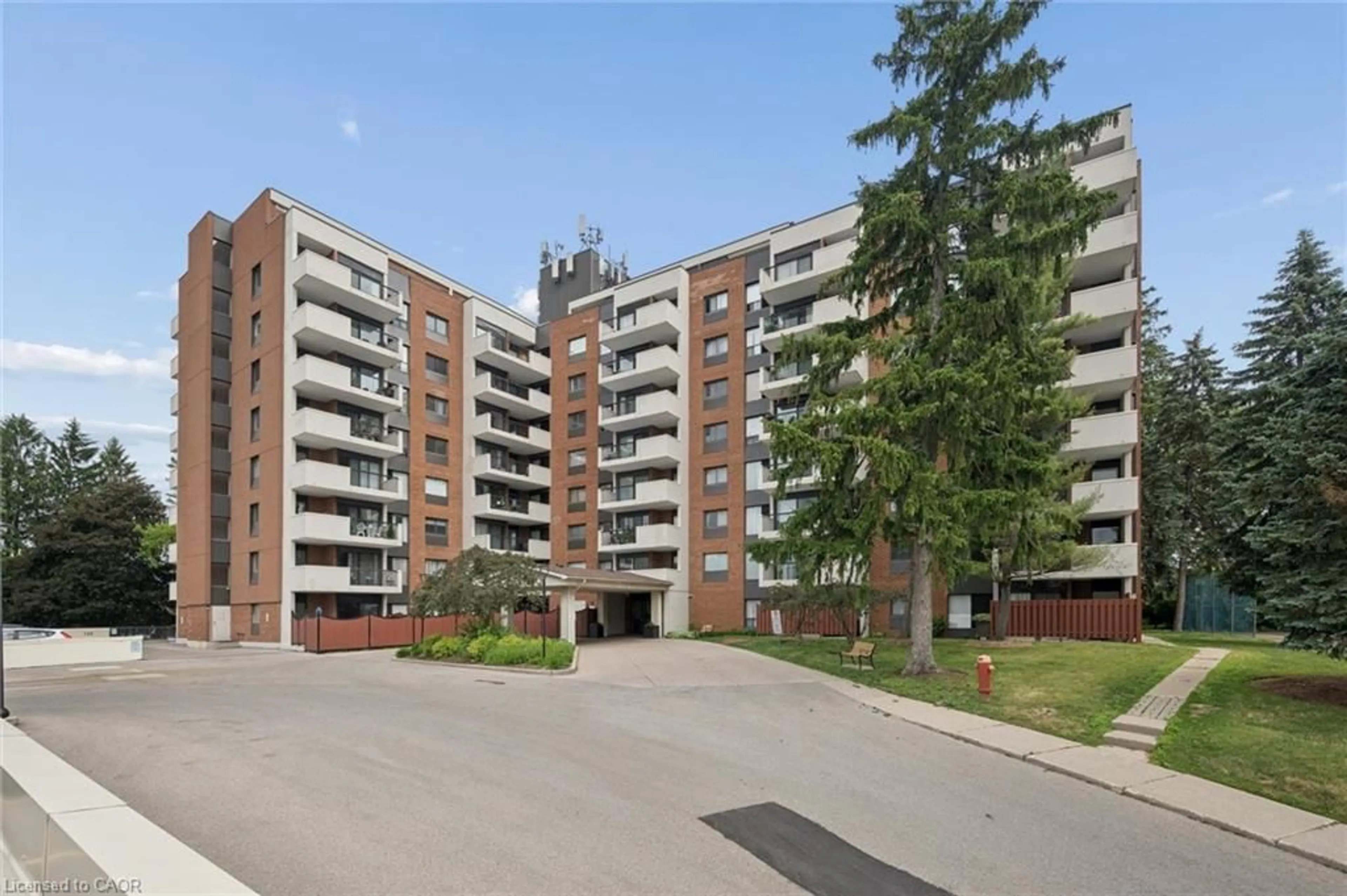 Patio, street for 260 Sheldon Dr #206, Kitchener Ontario N2H 6P2