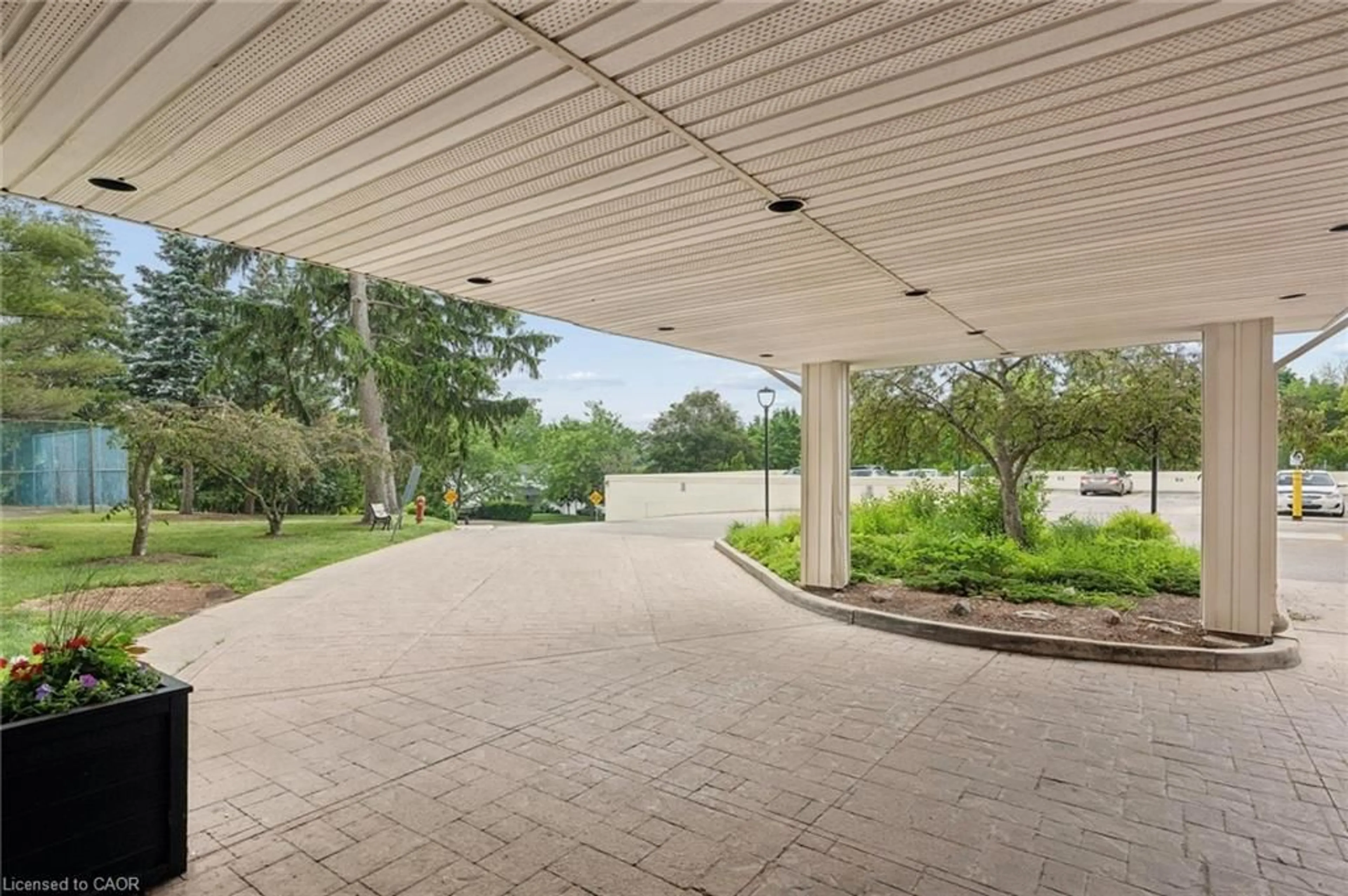 Patio, street for 260 Sheldon Dr #206, Kitchener Ontario N2H 6P2