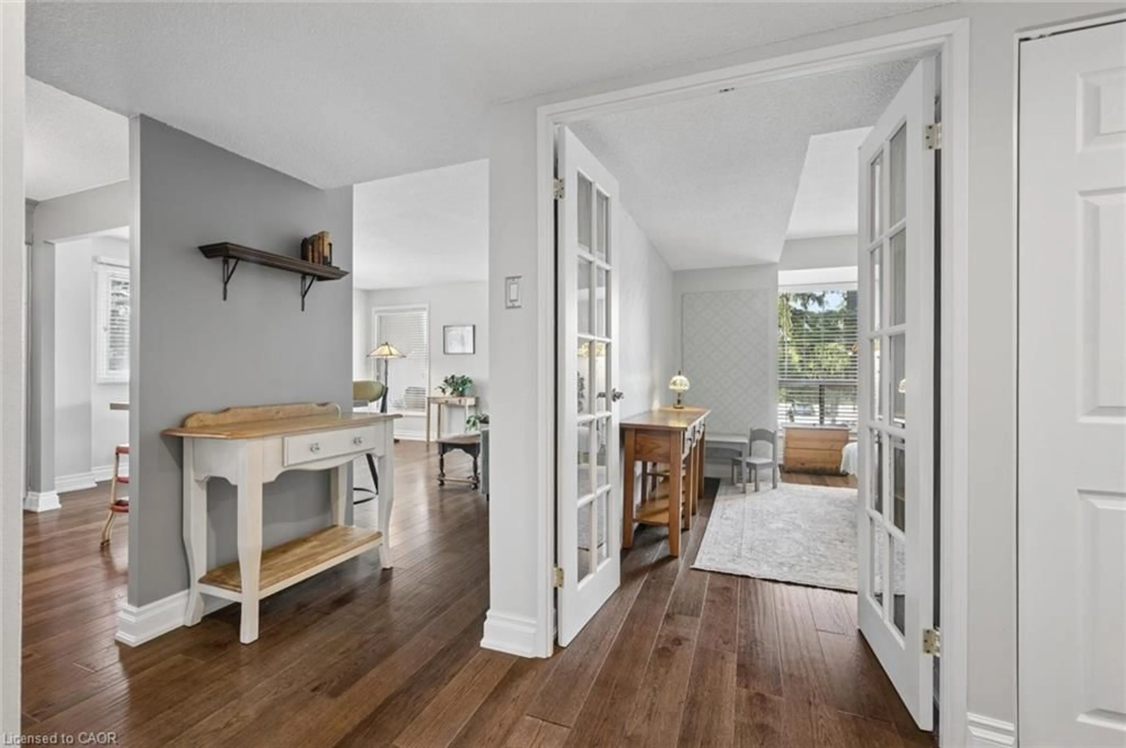 Indoor entryway for 260 Sheldon Dr #206, Kitchener Ontario N2H 6P2