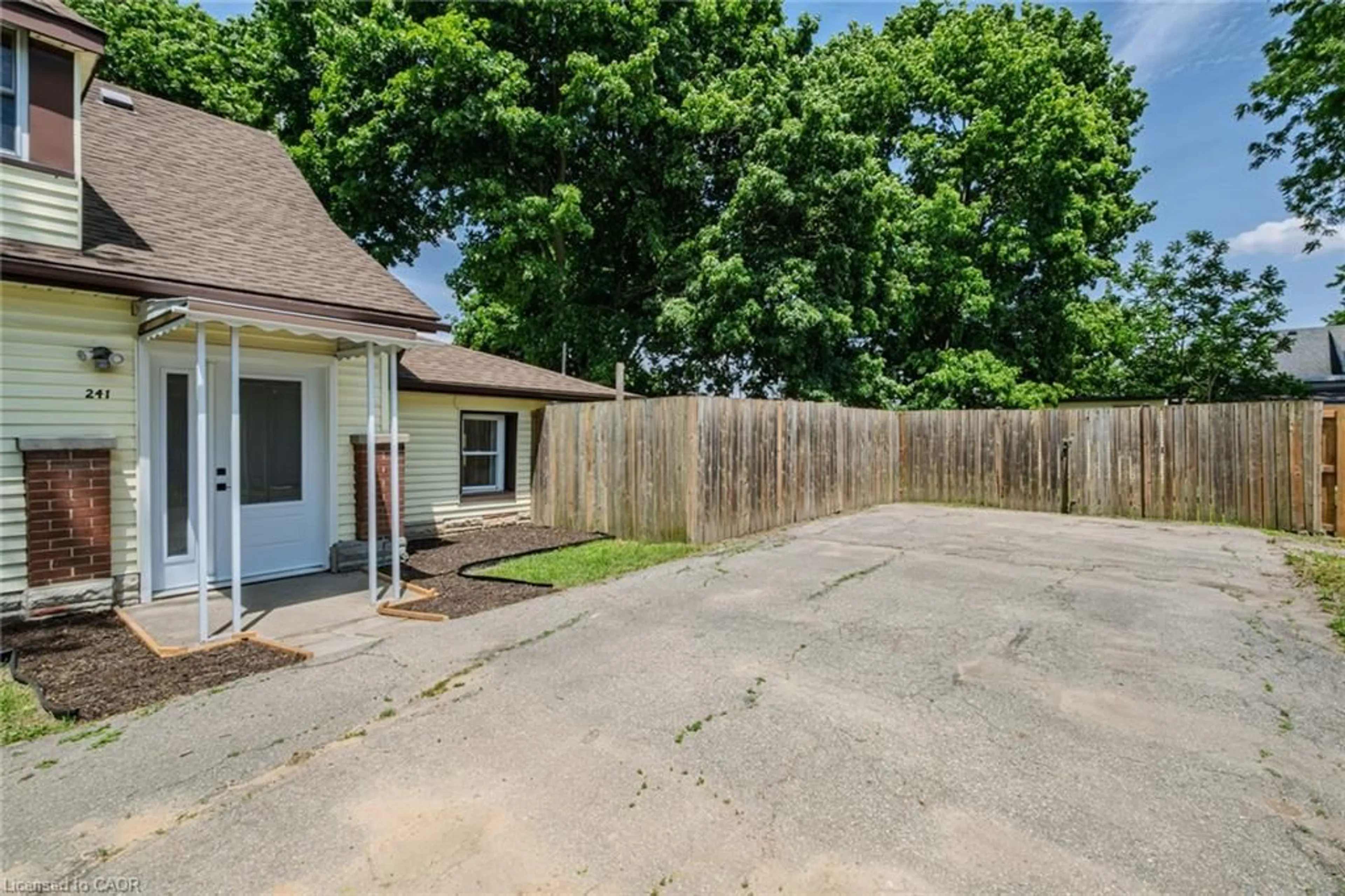 Patio, street for 241 Talbot St, Simcoe Ontario N3Y 3A1