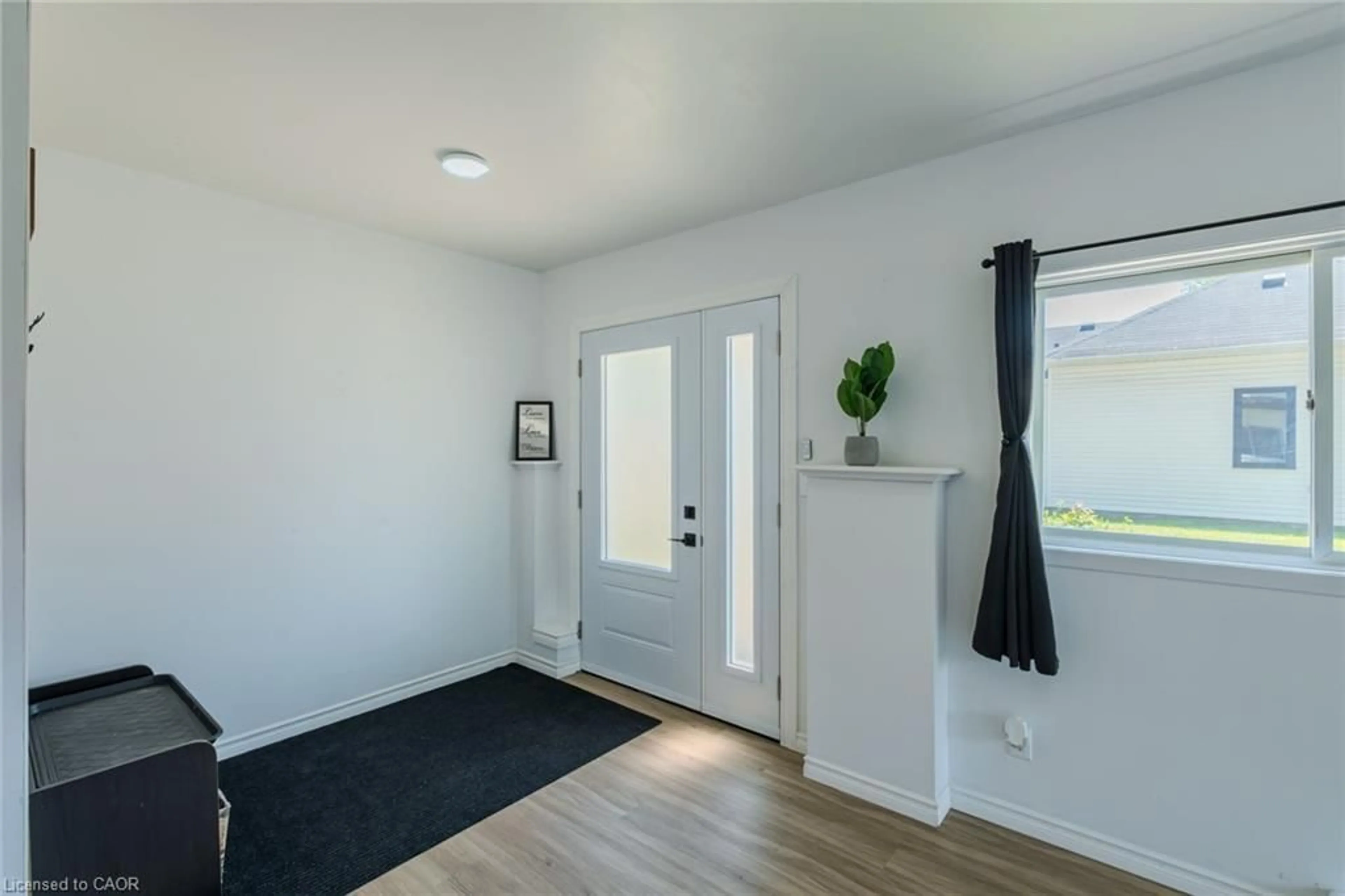 Indoor entryway for 241 Talbot St, Simcoe Ontario N3Y 3A1